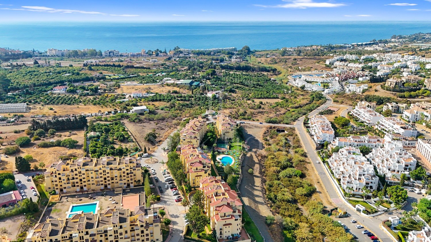 A wonderful three-bedroom apartment in the gated community Loma Real, Estepona