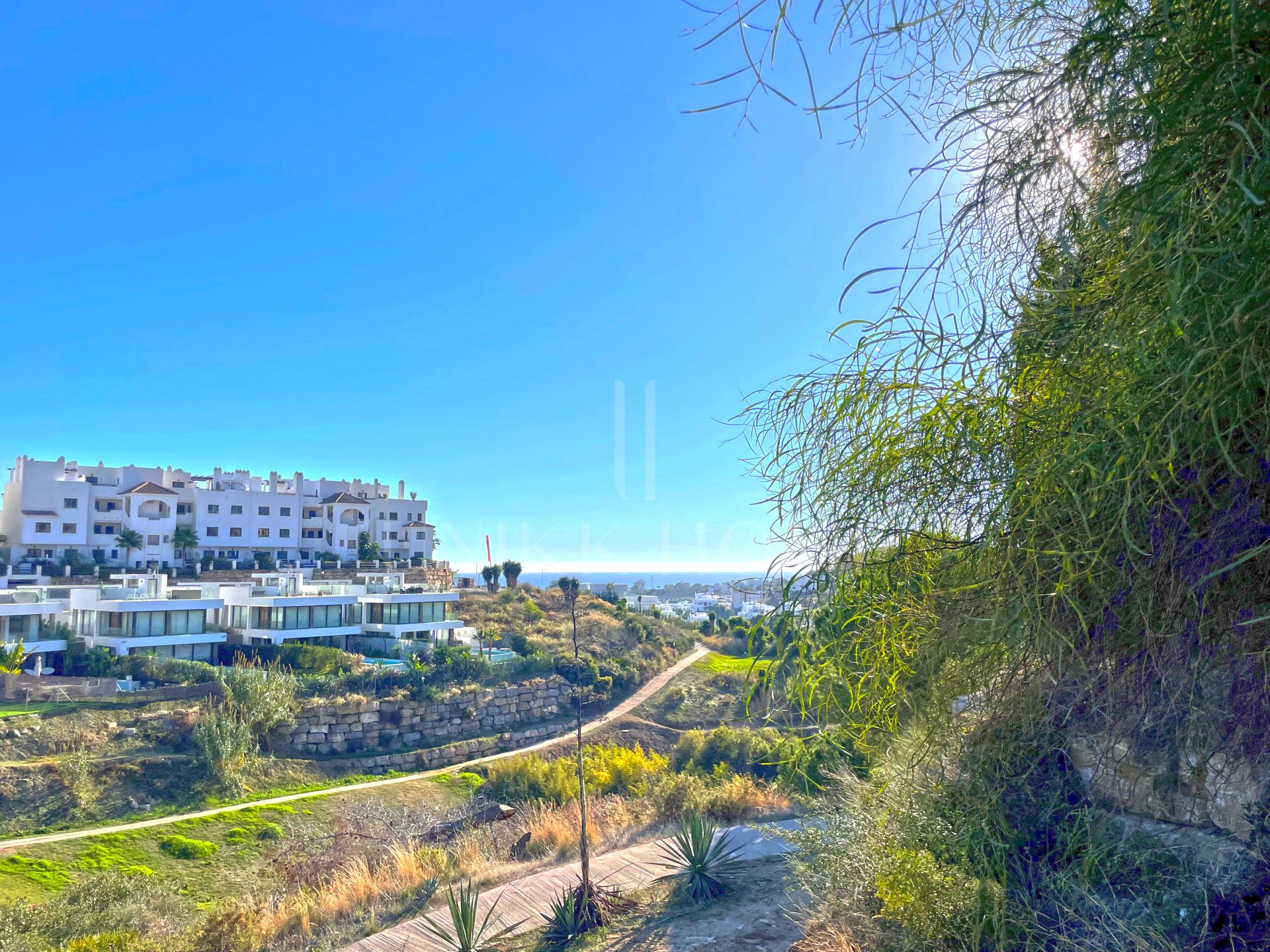 Resedential south facing plot for sale in La Resina Golf, Estepona with sea views