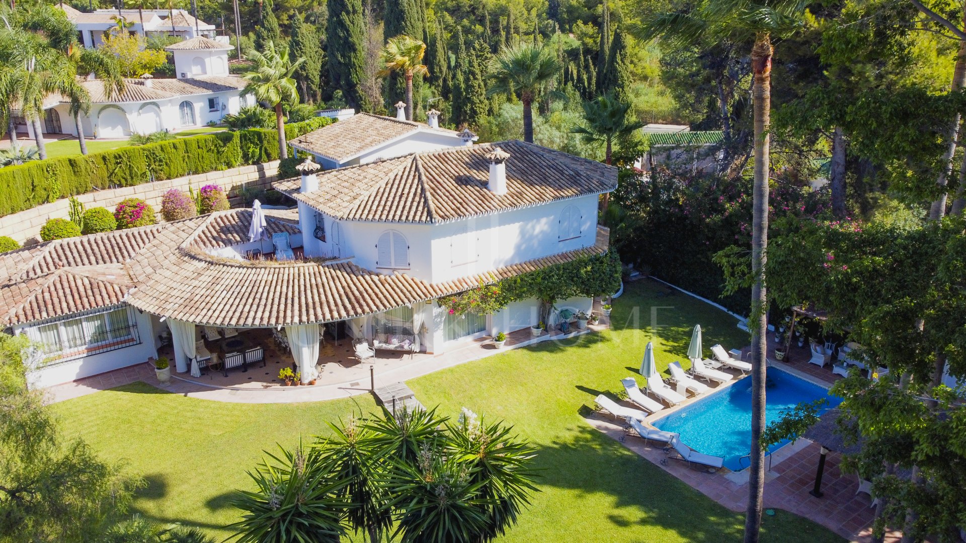 Maravillosa villa con orientación sur en la zona residencial Rocio de Nagueles, Marbella con apartamento de invitados