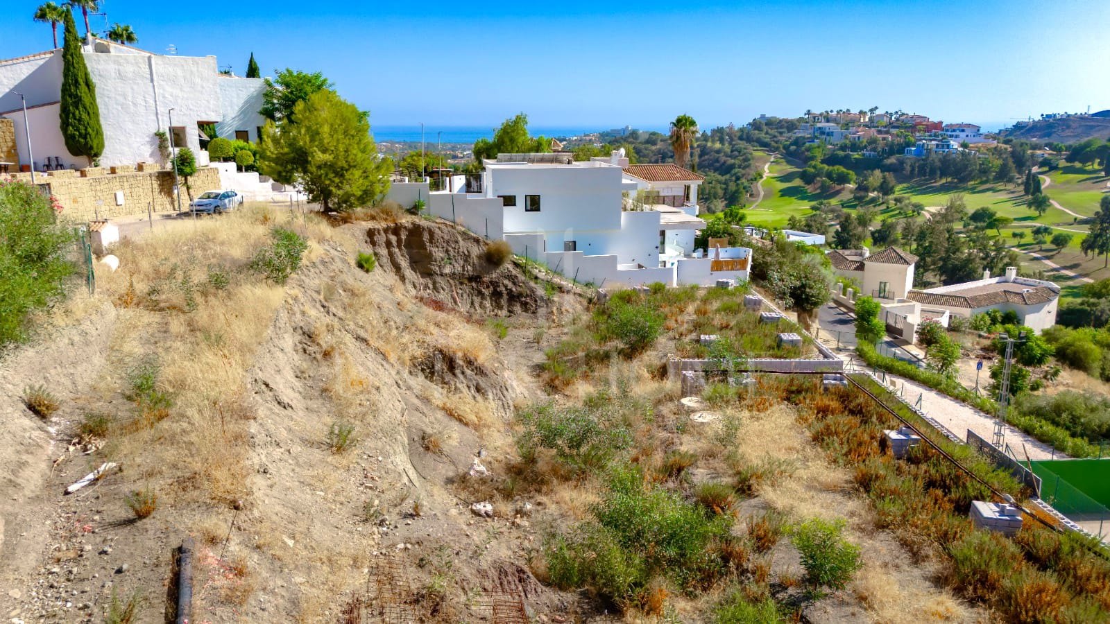 Parcela residencial en venta en una comunidad cerrada de La Alqueria, Benahavis