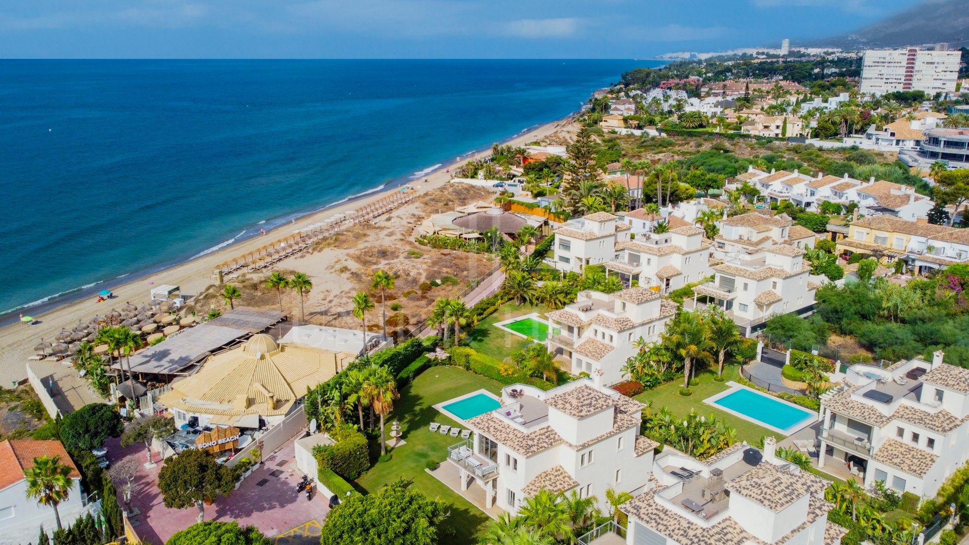 Inmaculada villa frente a la playa de cinco dormitorios situada en El Rosario, Marbella Este con increíbles vistas al mar