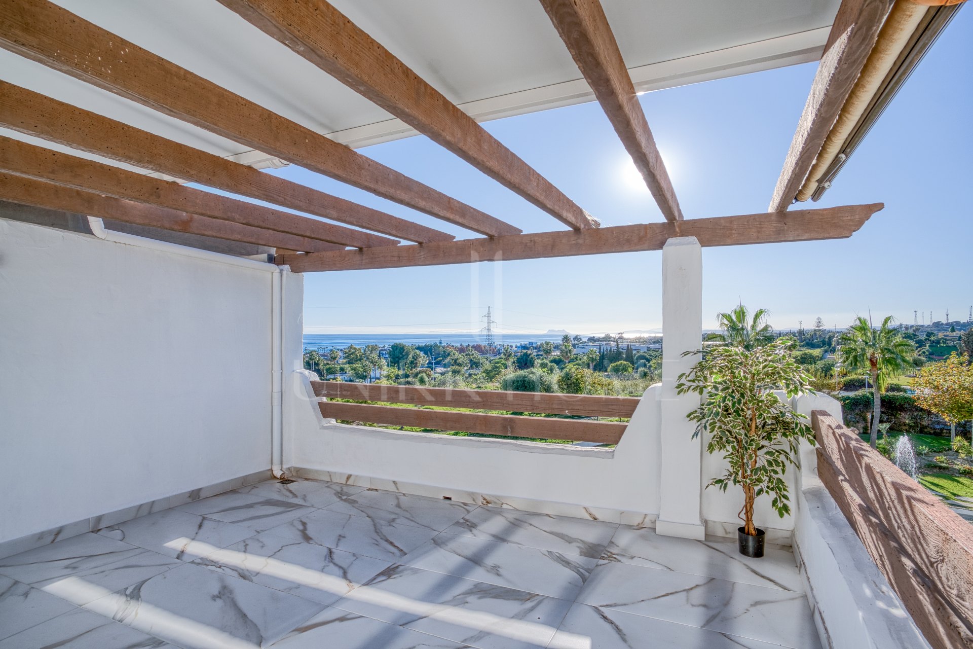 Luminoso y amplio ático de dos dormitorios situado en Selwo Hills, Estepona con vistas al mar y la montaña