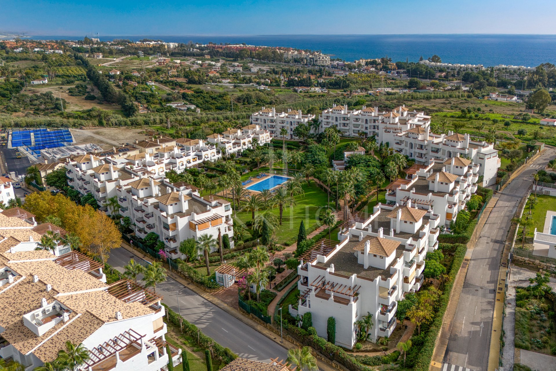 Luminoso y amplio ático de dos dormitorios situado en Selwo Hills, Estepona con vistas al mar y la montaña