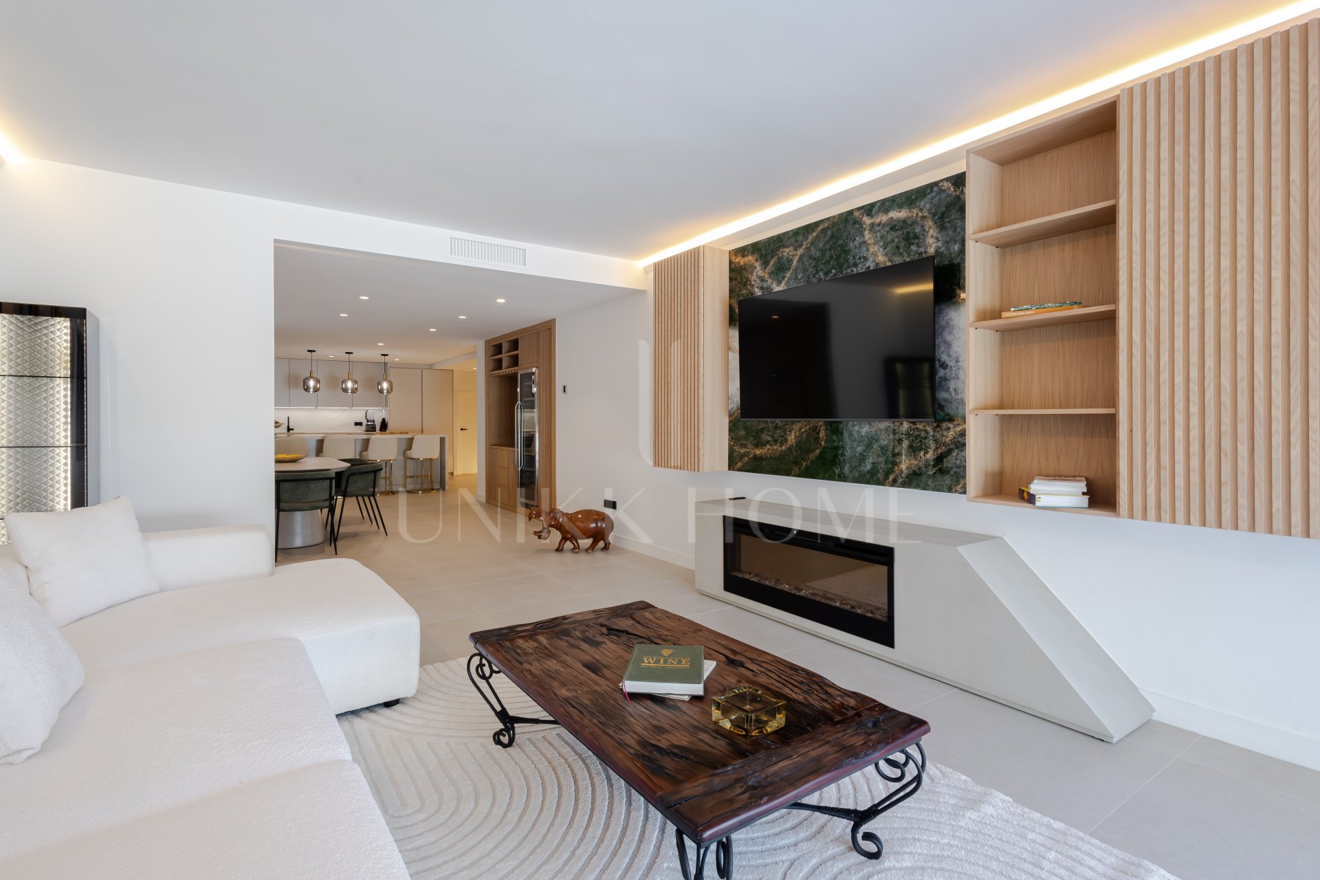 Espectacular apartamento de tres dormitorios recientemente renovado con un lujoso diseño y calidades de lujo, en Kings Hills, en la Milla de Oro de Marbella