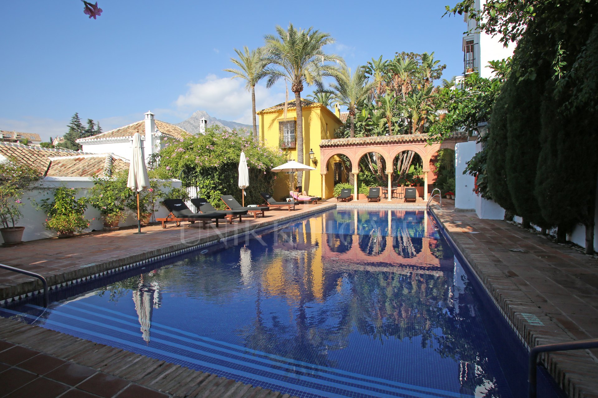 Hermosa casa adosada de cuatro dormitorios situada en la encantadora comunidad Lomas Del Marbella Club Pueblo