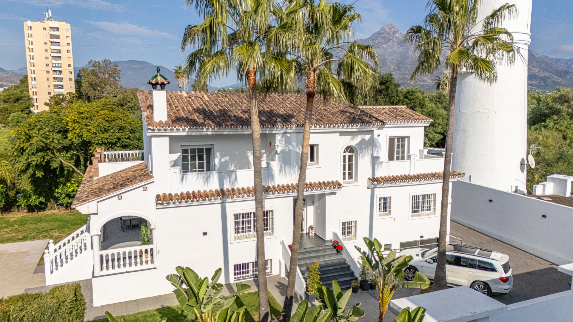 Immaculate six bedroom south facing villa in a quiet residential area of Atalaya Rio Verde in Nueva Andalucia