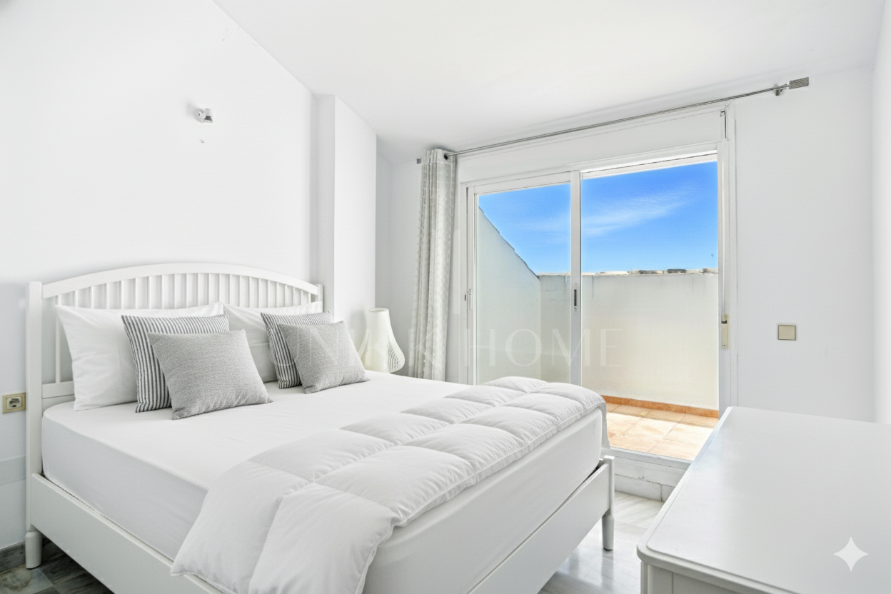 Ático dúplex orientado al sur con vistas al mar, situado en la comunidad de Pinos de Nagüeles, en Marbella ́sGolden Mile