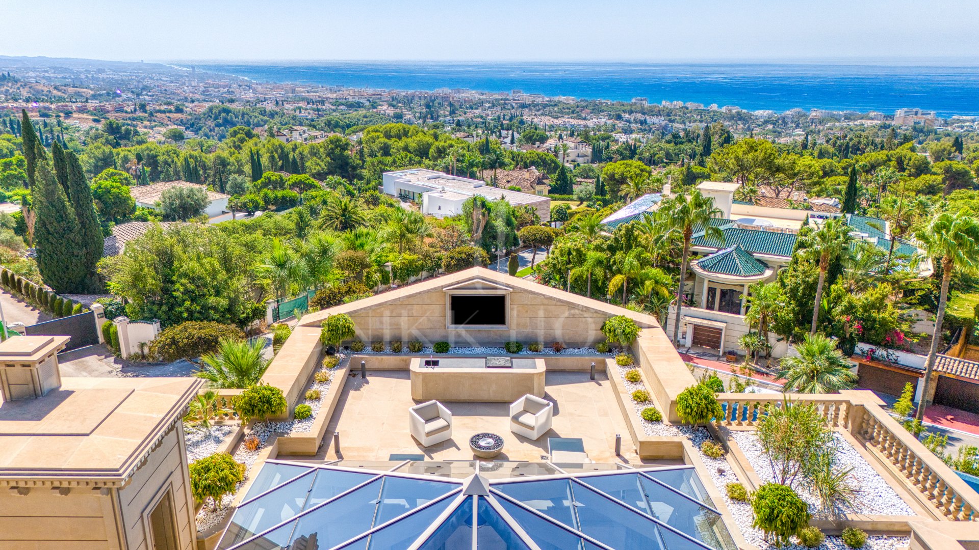 An architecturally unique, south-facing property located in the exclusive gated community of Sierra Blanca on Marbella’s prestigious Golden Mile