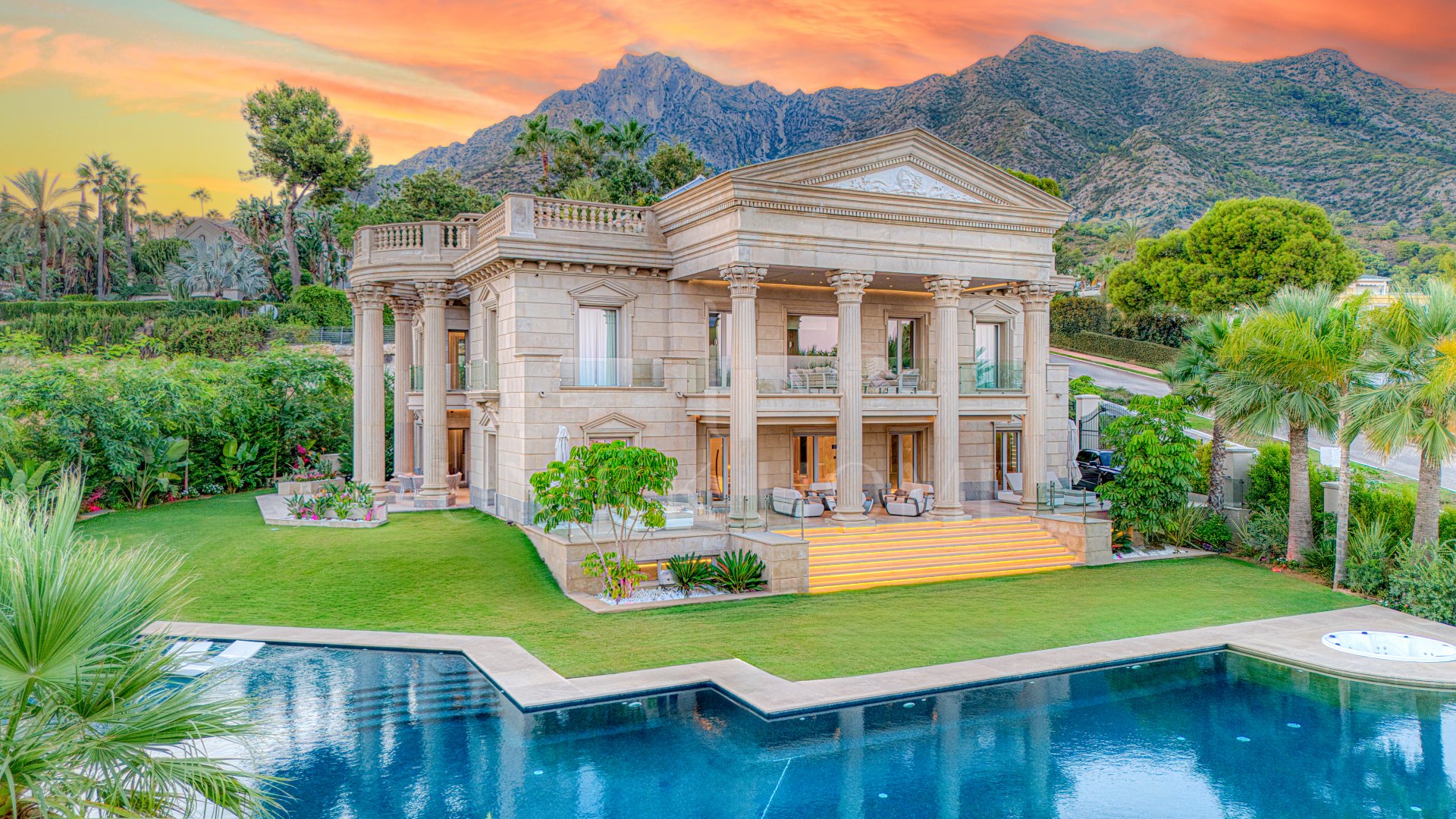 Una propiedad arquitectónicamente única y orientada al sur situada en la exclusiva comunidad cerrada de Sierra Blanca en la prestigiosa Milla de Oro de Marbella