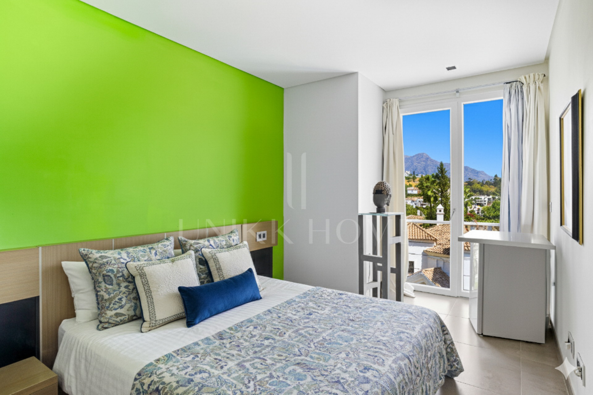 Amplio cinco dormitorios, Villa situado en el exclusivo Los Arqueros Golf Resort en Benahavís