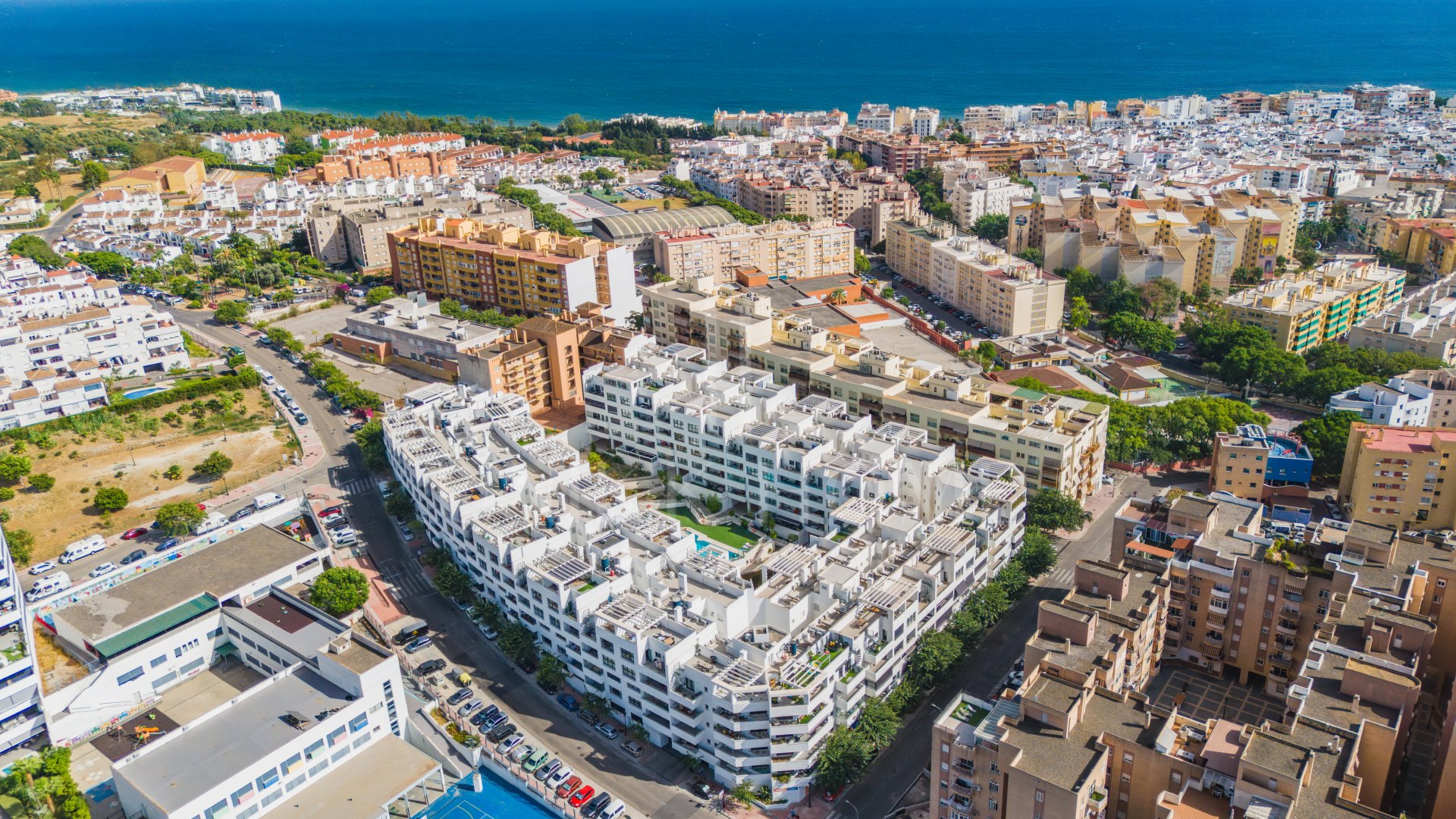 Hermosa orientación sur, apartamento de tres dormitorios situado en la comunidad cerrada de Estepona Gardens