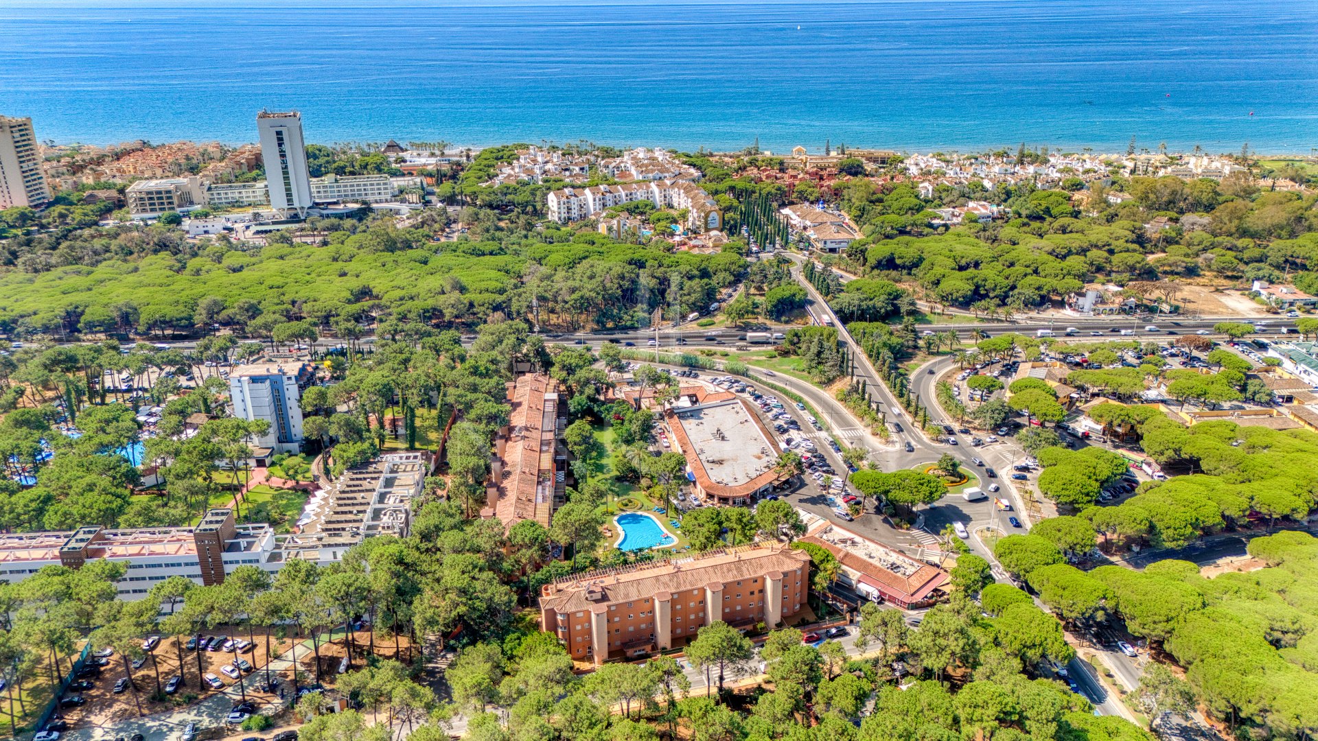 Luminoso y espacioso apartamento en planta baja situado en la prestigiosa comunidad Pino Golf, Elviria
