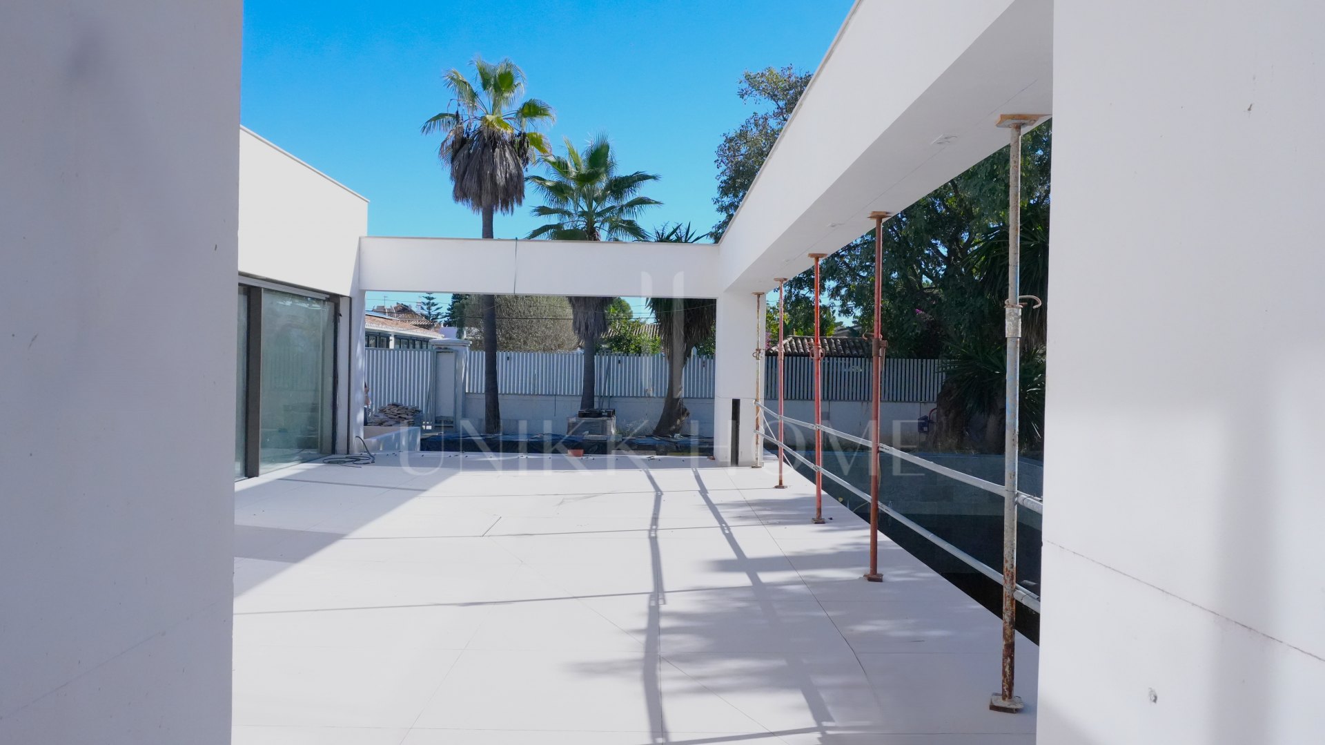 Villa Maya – una magnífica villa moderna de cuatro dormitorios junto a la playa, actualmente en construcción en el custodio de Guadalmina Baja