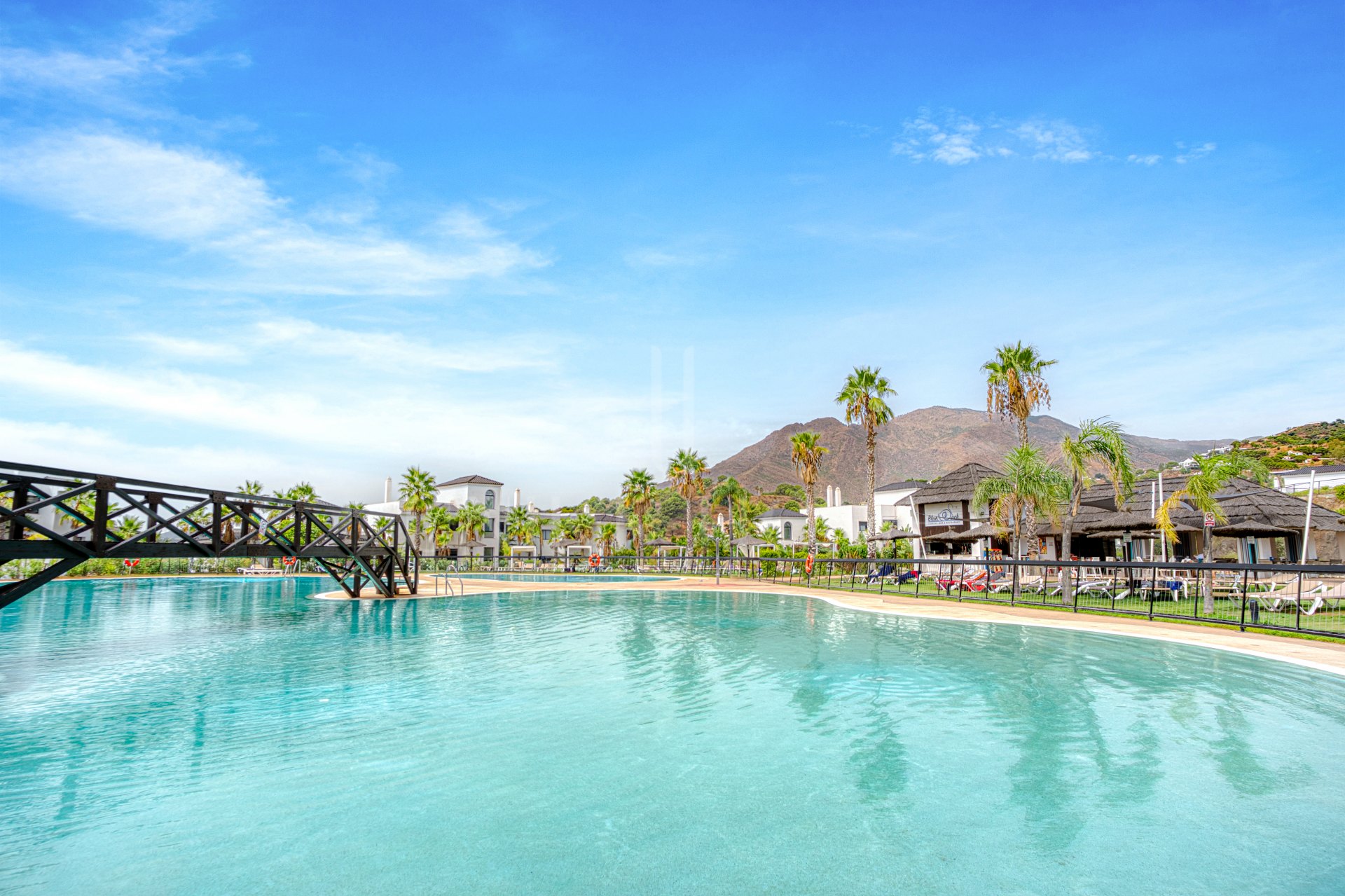 Elegante apartamento de tres dormitorios con espectaculares vistas al mar, situado en el prestigioso Mirador de Estepona Hills