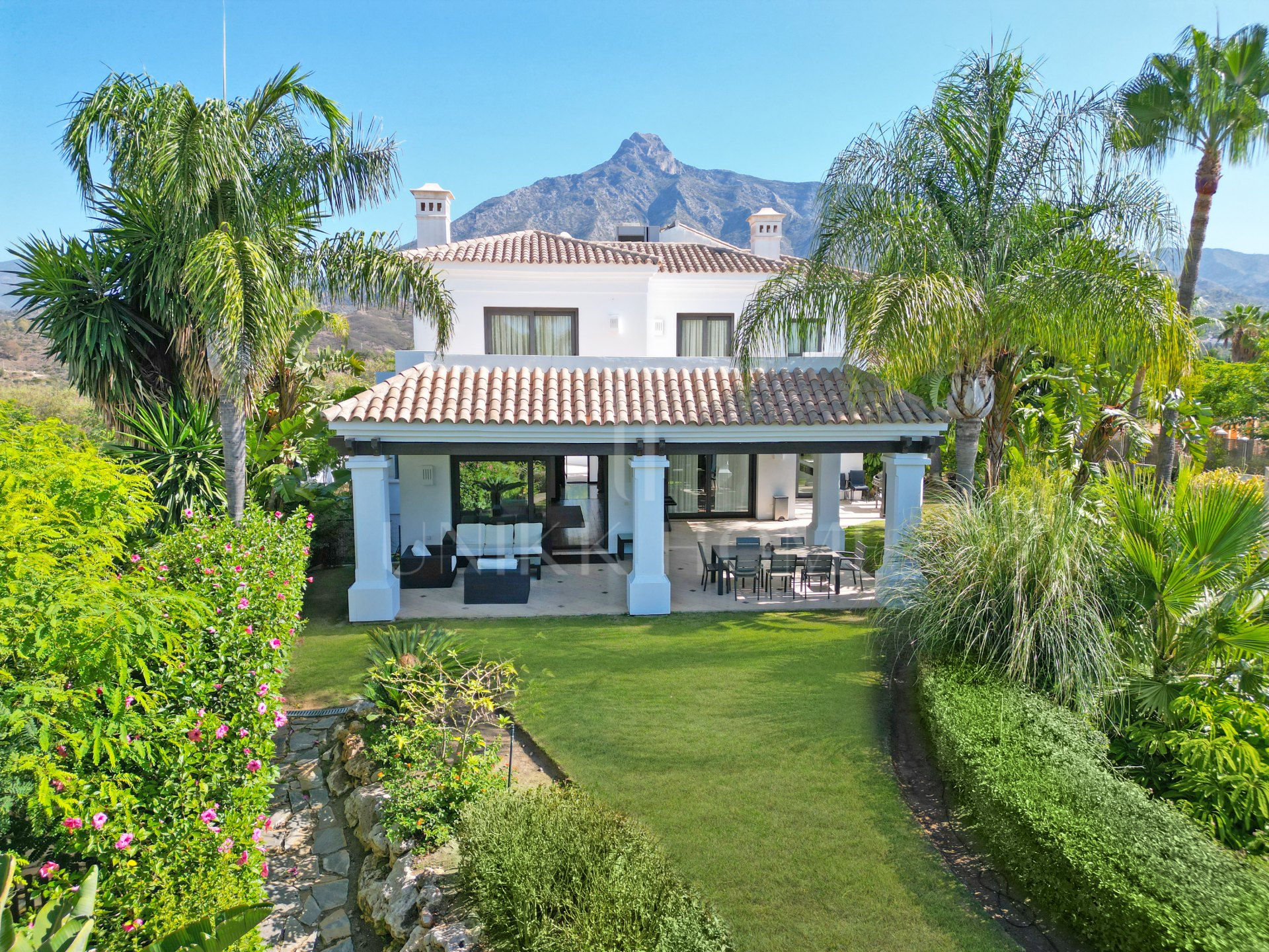 Elegante villa de lujo con orientación sur en Villa Las Lomas de Magna Marbella