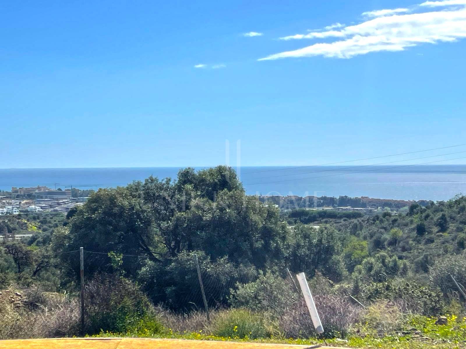 Plot and project for sale in Altos de Los Monteros with panoramic sea views