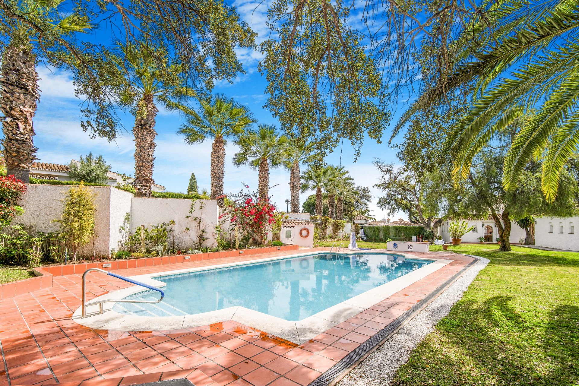 Wonderful four-bedroom villa located within a small gated community of Calahonda, Mijas Costa with guest apartment