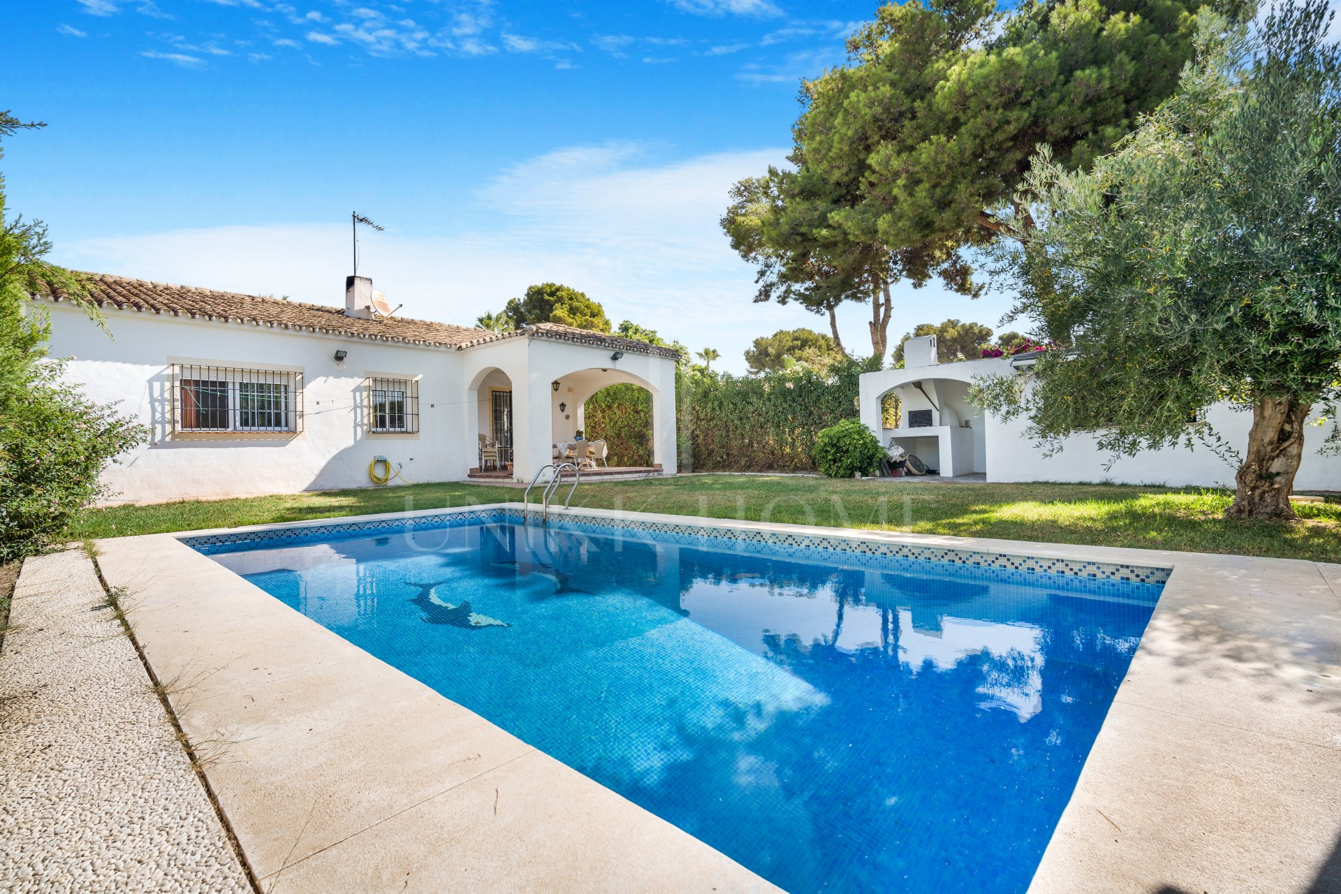 Increíble oportunidad; una villa independiente de cuatro dormitorios en una zona residencial de Calahonda, Mijas Costa