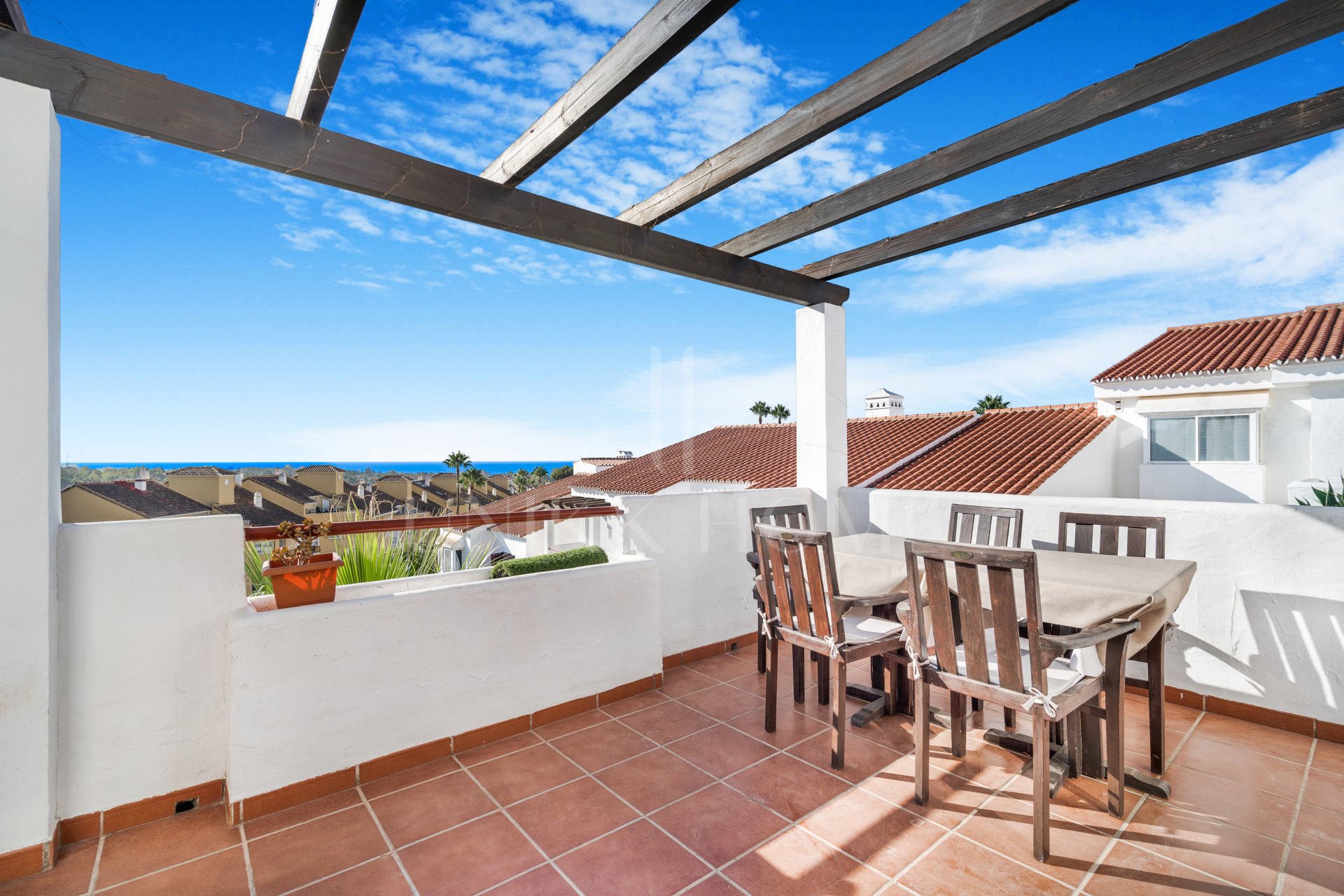 Encantador, dos dormitorios con orientación sur este ático en la comunidad cerrada Bel Air Gardens, Estepona con vistas al mar