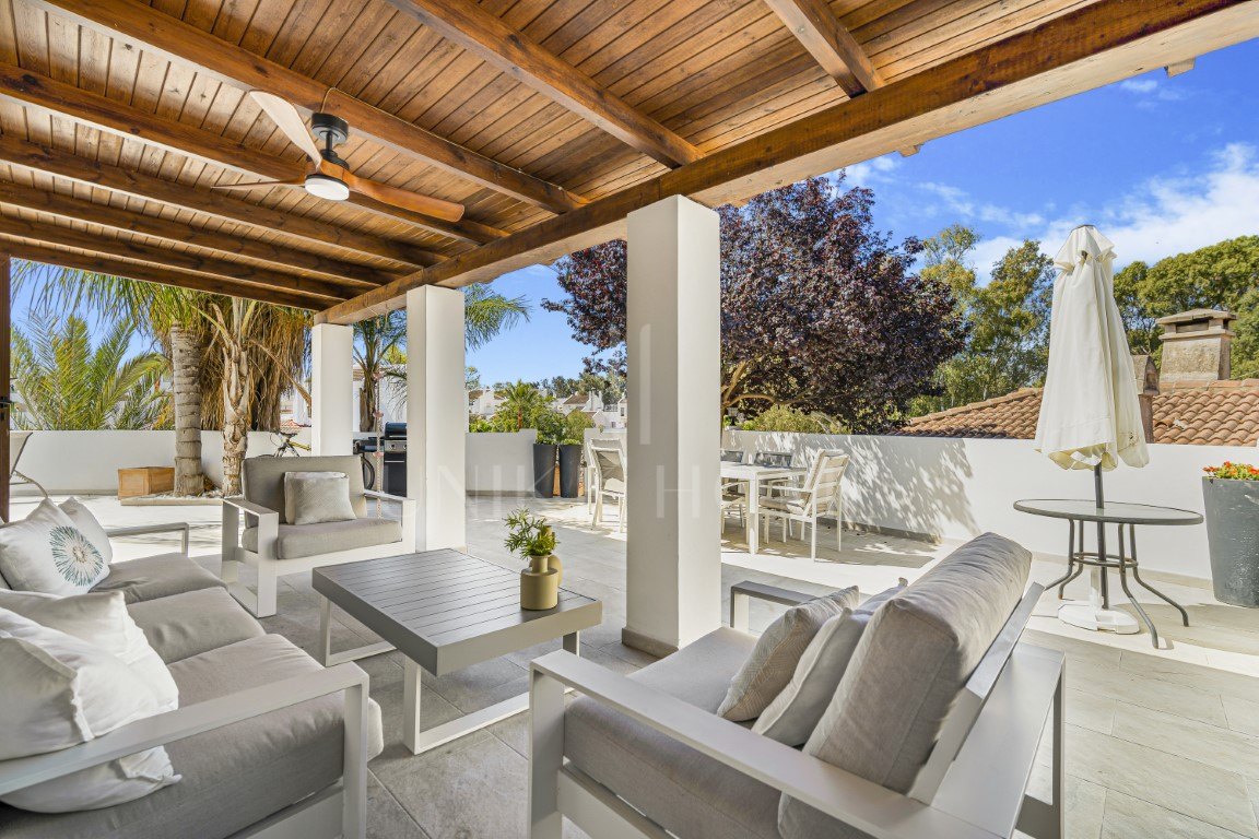 Encantadora casa de dos dormitorios con orientación sur en una zona residencial de Parque Elviria, Marbella