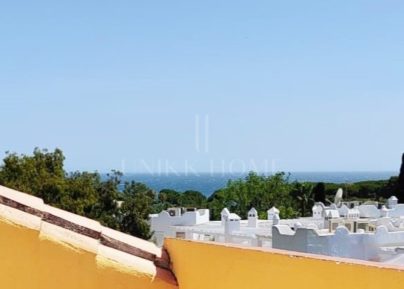 Ático de dos dormitorios situado en una ubicación privilegiada de la Milla de Oro, Marbella con vistas al mar