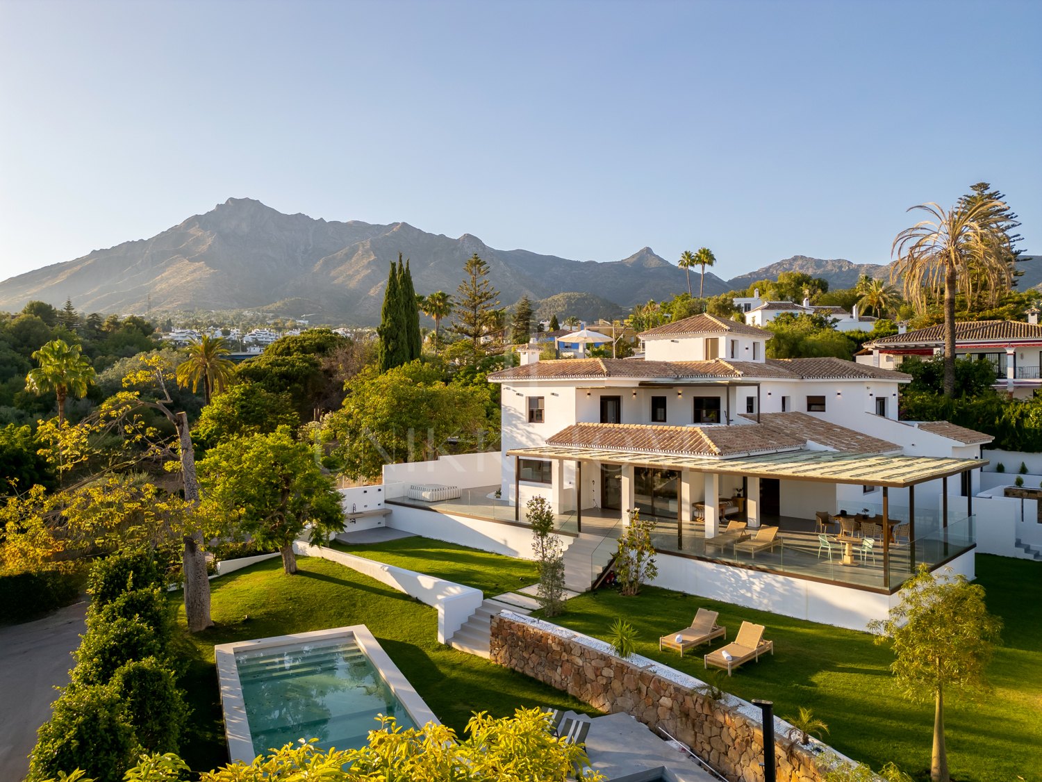 Espectacular villa de cinco dormitorios totalmente reformada situada en La Merced, bordeando la Milla de Oro de Marbella