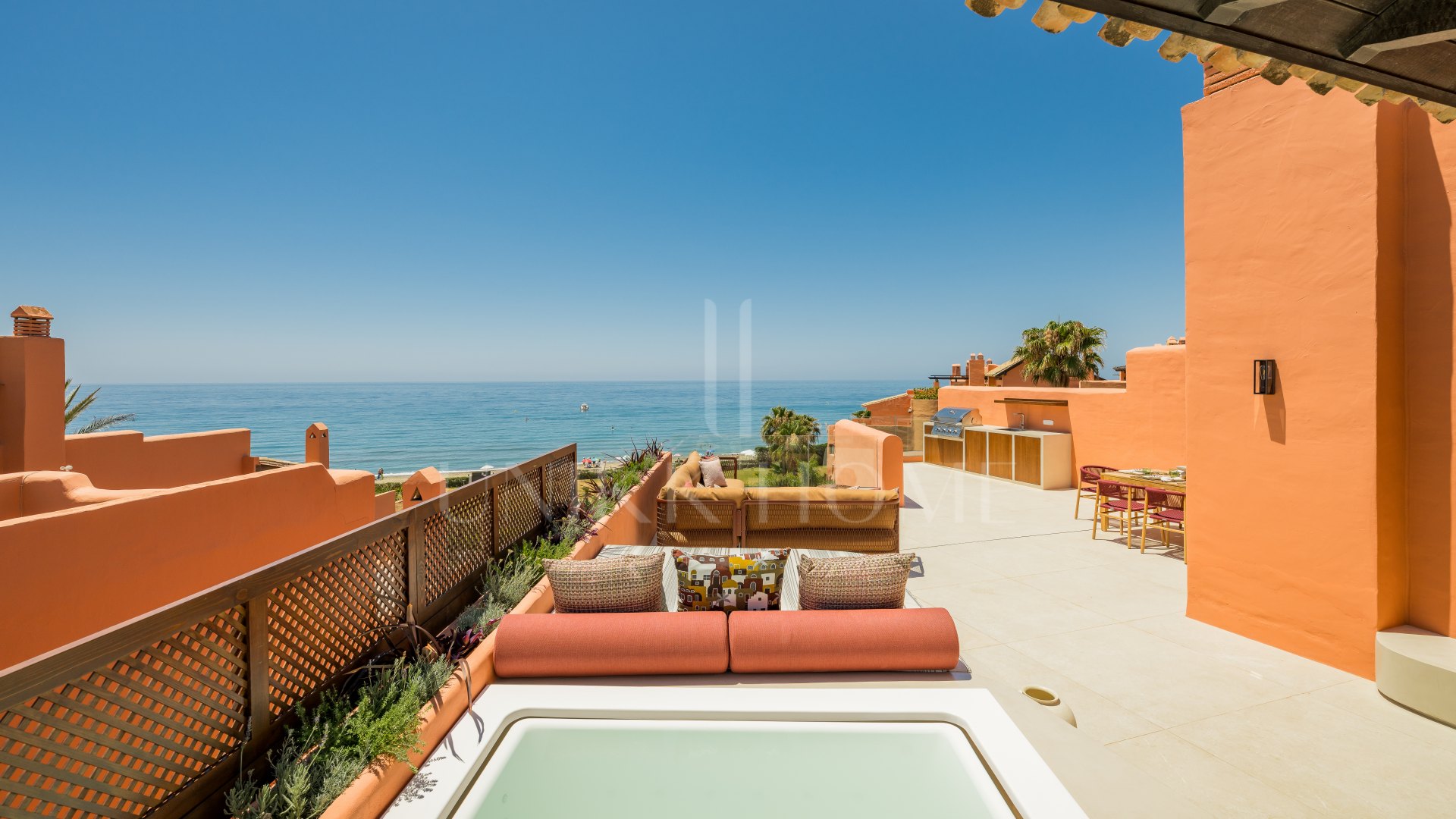 Exquisite four-bedroom, frontline beach duplex penthouse in La Morera, Reserva de Los Monteros
