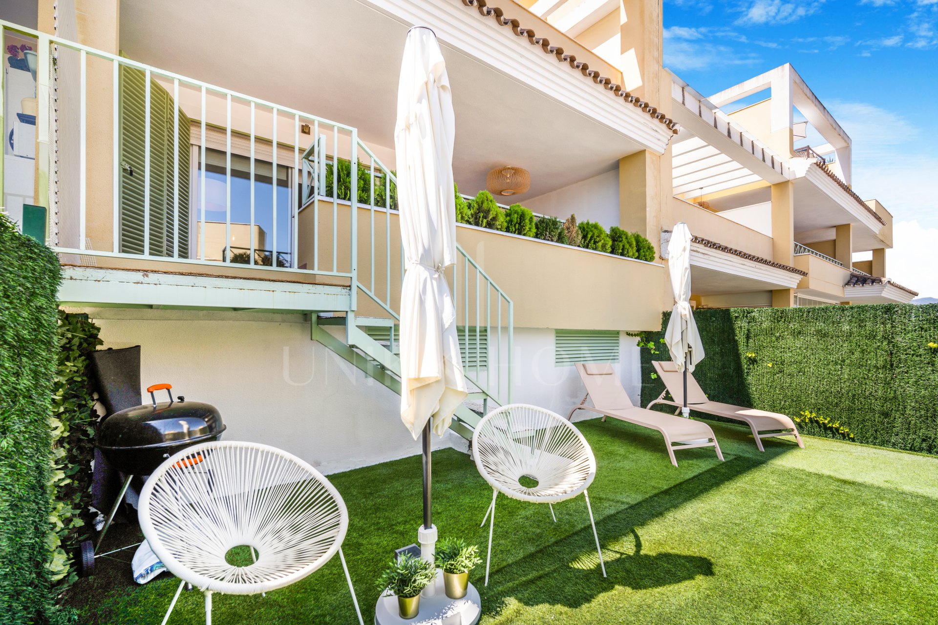 Beautifully reformed one bedroom, elevated ground floor apartment in the gated community of Brisas de Los Naranjos, Nueva Andalucia