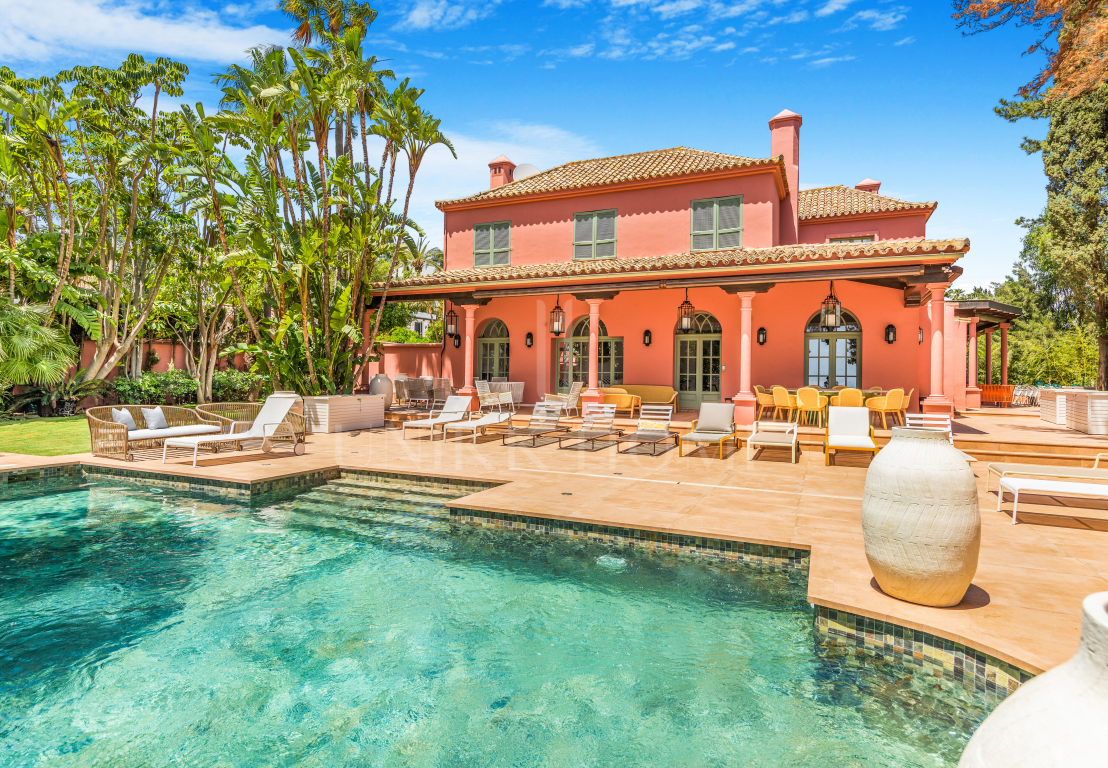 Magnífico chalet de seis dormitorios situado en Hacienda Las Chapas, Marbella, con impresionantes vistas al mar