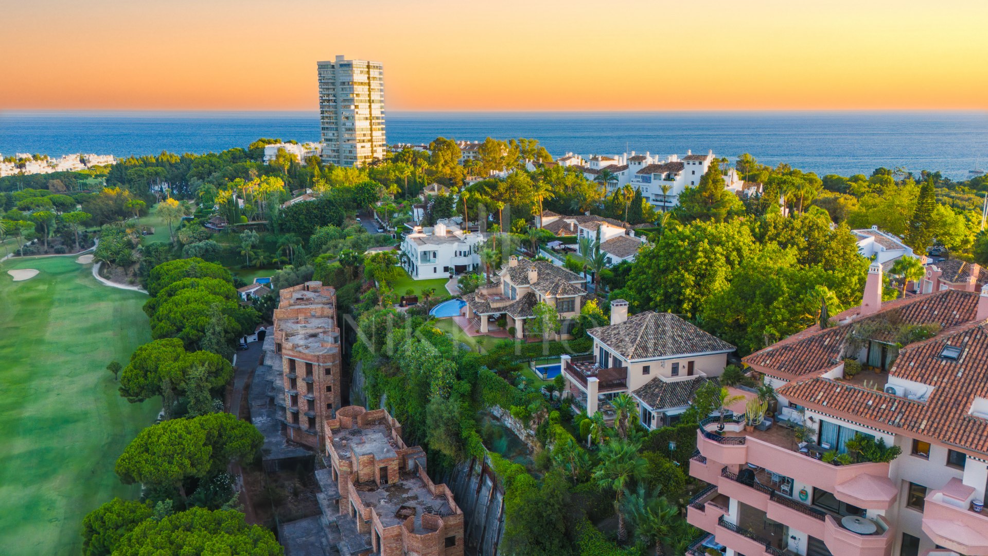 Impressive four-bedroom duplex penthouse in Vista Golf, Rio Real; with panoramic sea views