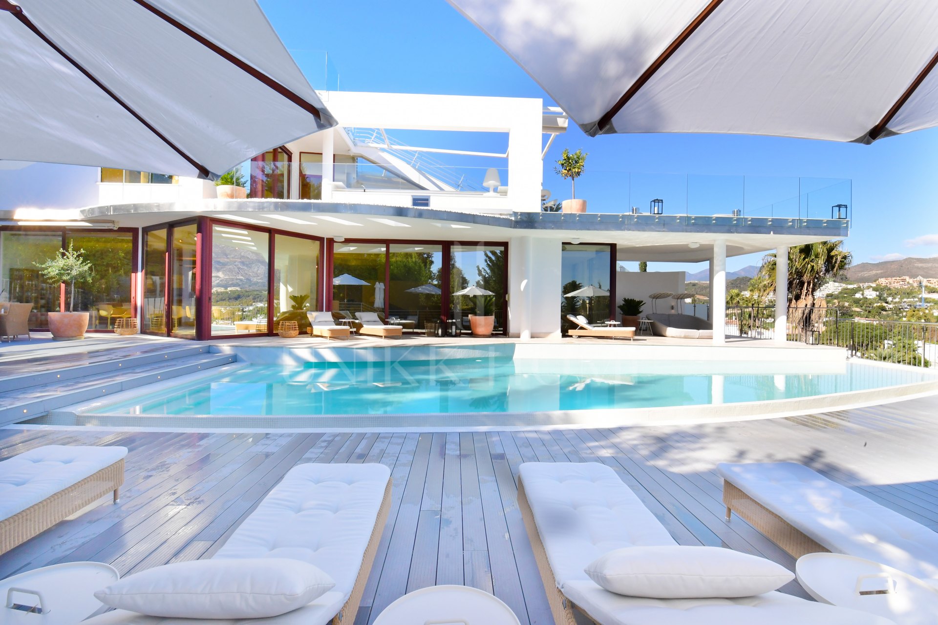 Espectacular Villa contemporánea de cuatro niveles con vistas al mar y la montaña en el corazón del Valle del Golf de Nueva Andalucía