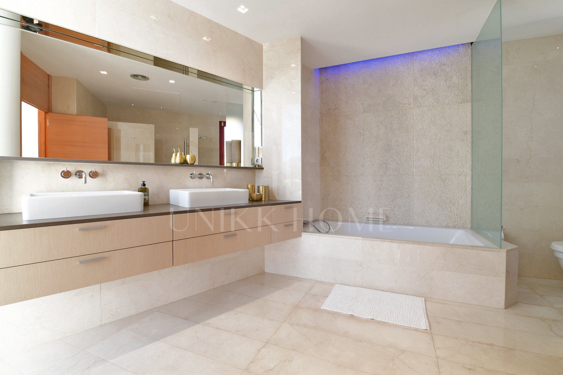 Espectacular Villa contemporánea de cuatro niveles con vistas al mar y la montaña en el corazón del Valle del Golf de Nueva Andalucía