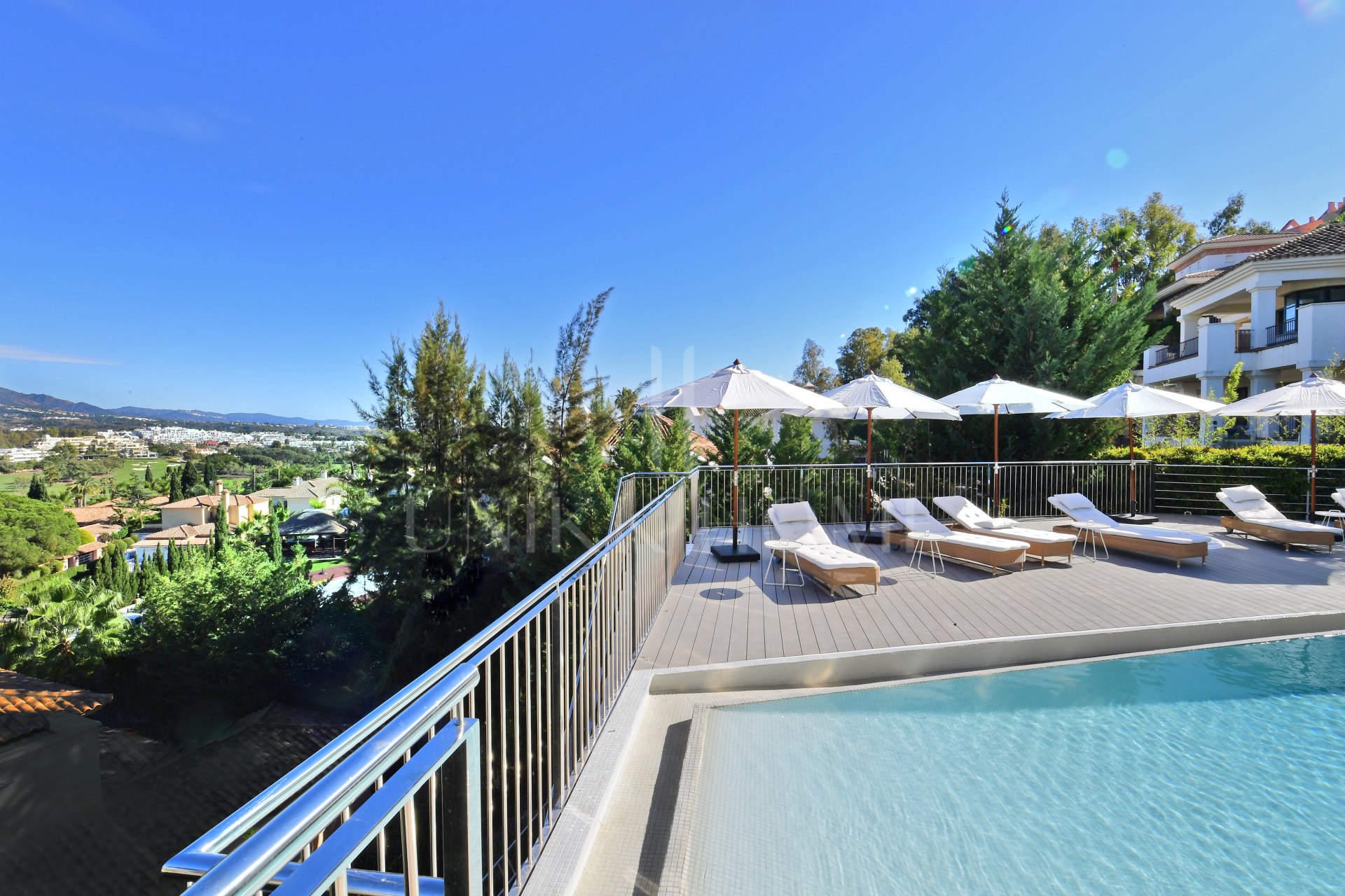 Espectacular Villa contemporánea de cuatro niveles con vistas al mar y la montaña en el corazón del Valle del Golf de Nueva Andalucía