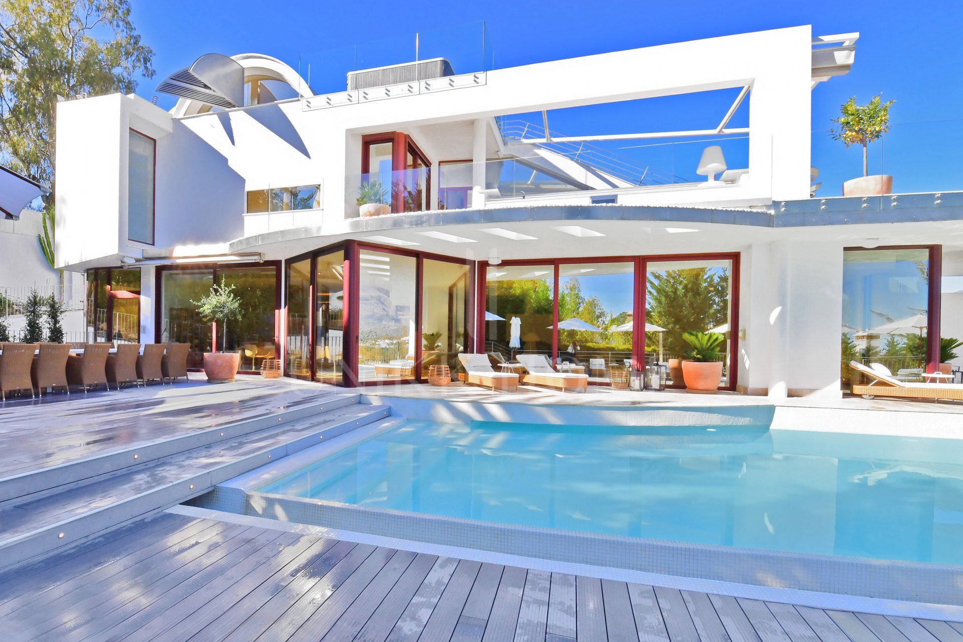 Espectacular Villa contemporánea de cuatro niveles con vistas al mar y la montaña en el corazón del Valle del Golf de Nueva Andalucía