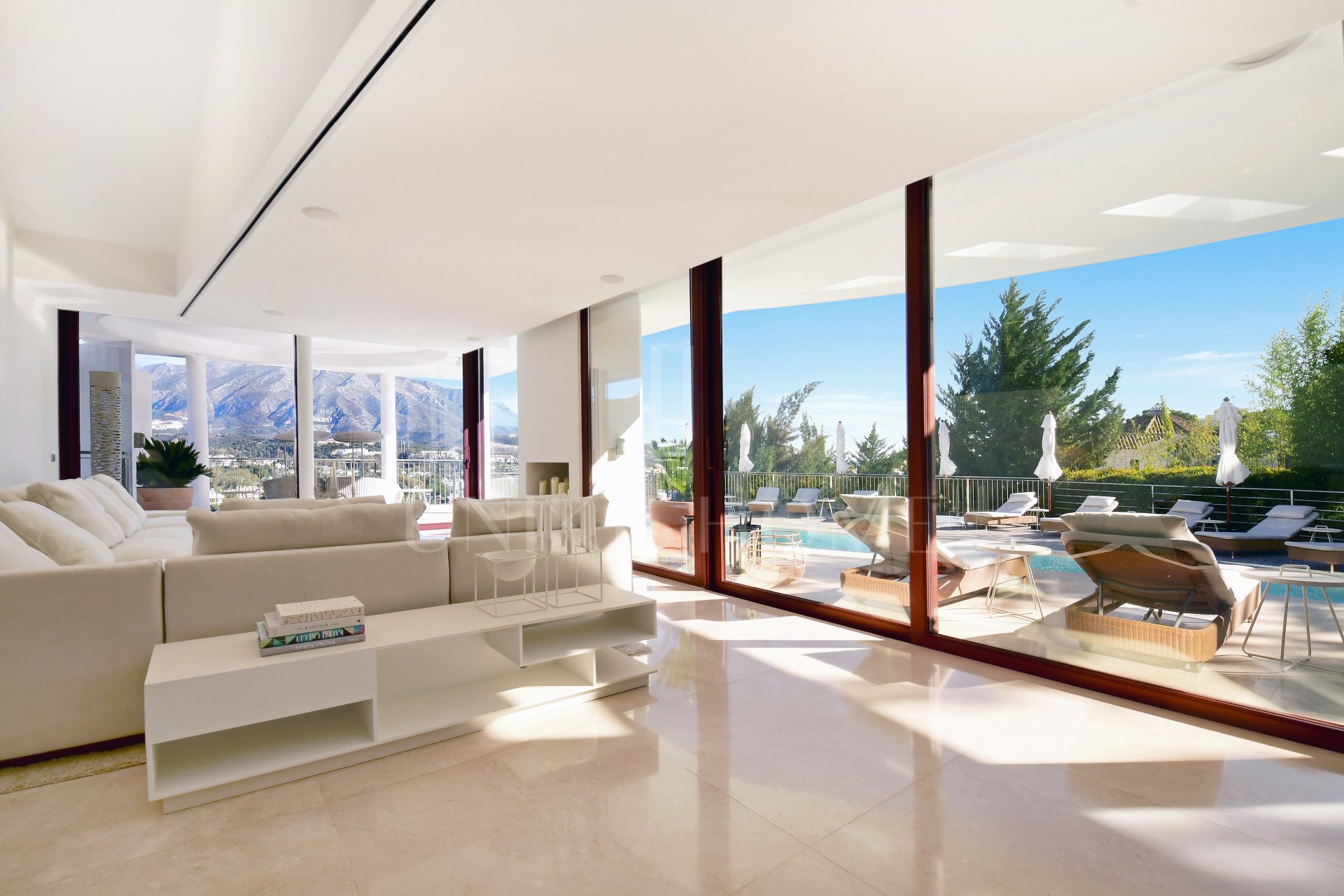 Espectacular Villa contemporánea de cuatro niveles con vistas al mar y la montaña en el corazón del Valle del Golf de Nueva Andalucía