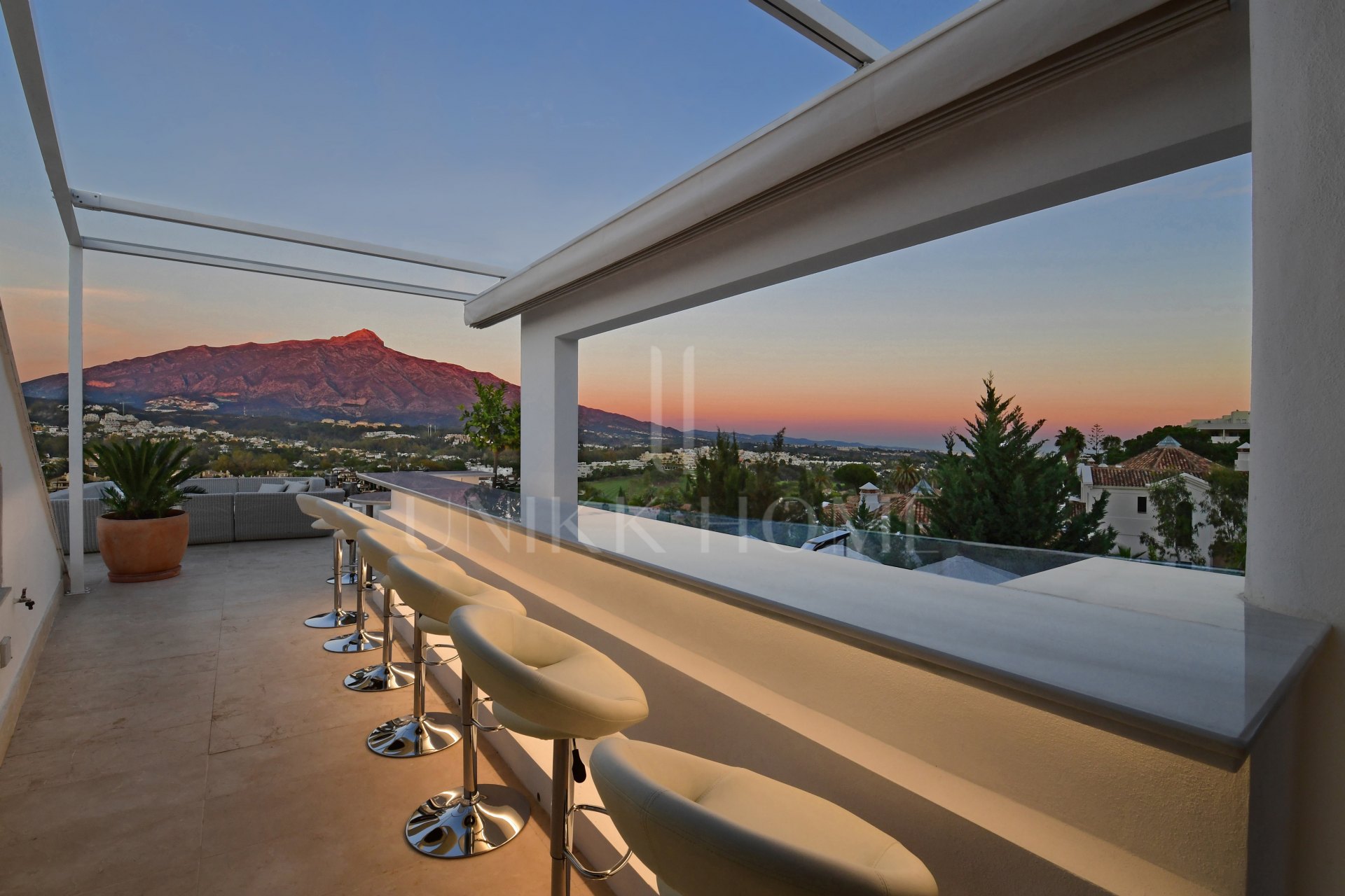 Espectacular Villa contemporánea de cuatro niveles con vistas al mar y la montaña en el corazón del Valle del Golf de Nueva Andalucía