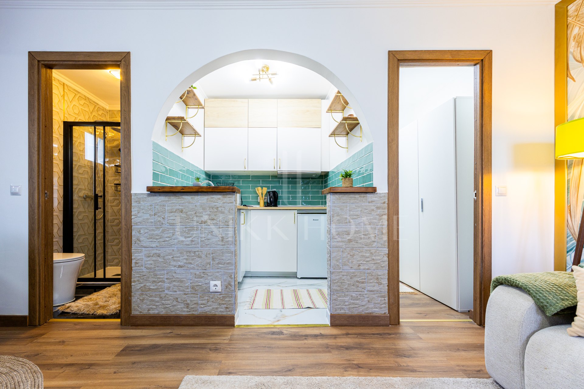 Renovated Corner Townhouse with Panoramic Sea Views & Independent Studio