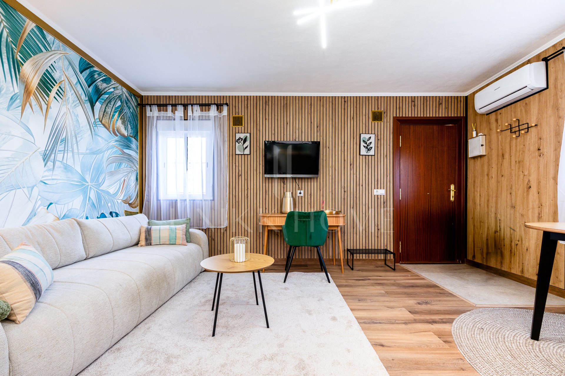 Renovated Corner Townhouse with Panoramic Sea Views & Independent Studio