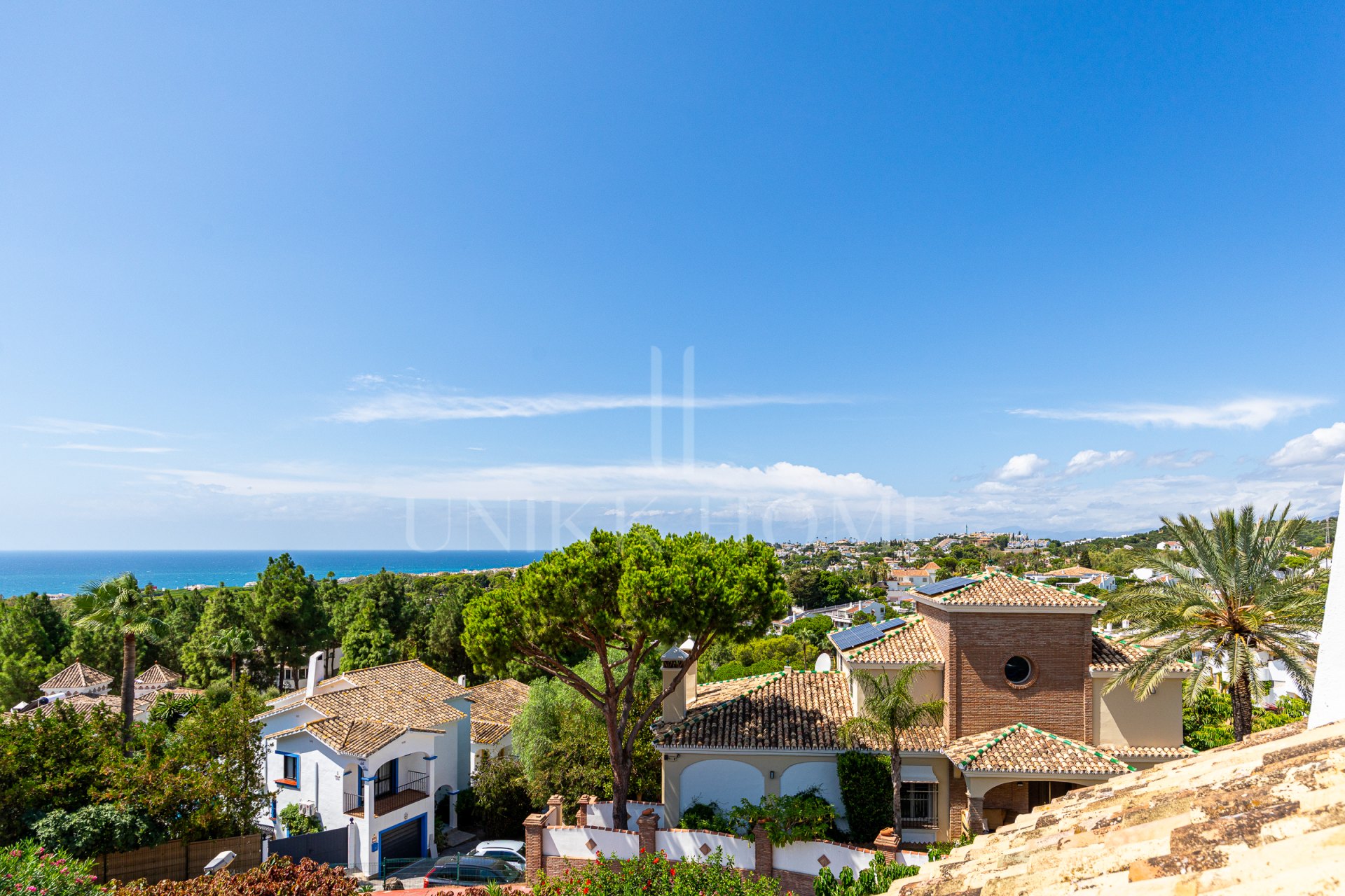 Renovated Corner Townhouse with Panoramic Sea Views & Independent Studio