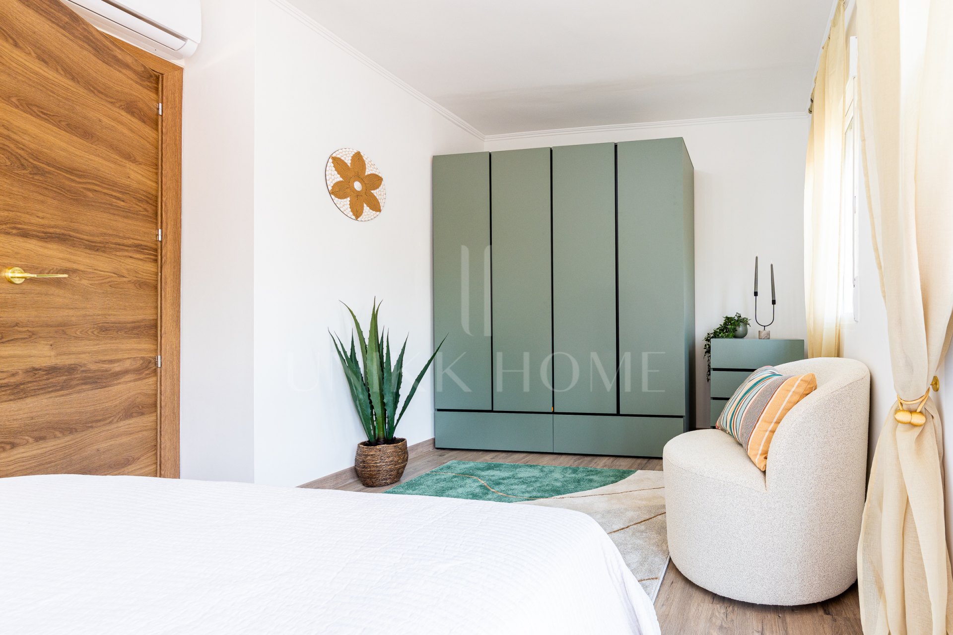 Renovated Corner Townhouse with Panoramic Sea Views & Independent Studio