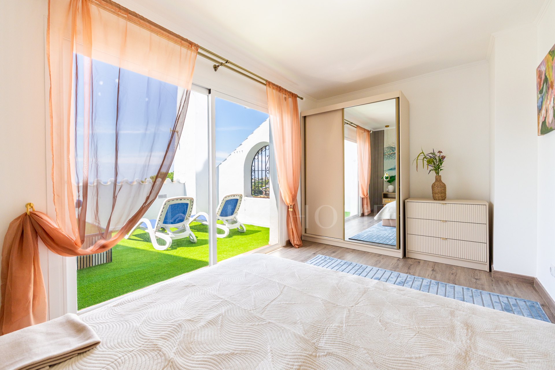 Renovated Corner Townhouse with Panoramic Sea Views & Independent Studio