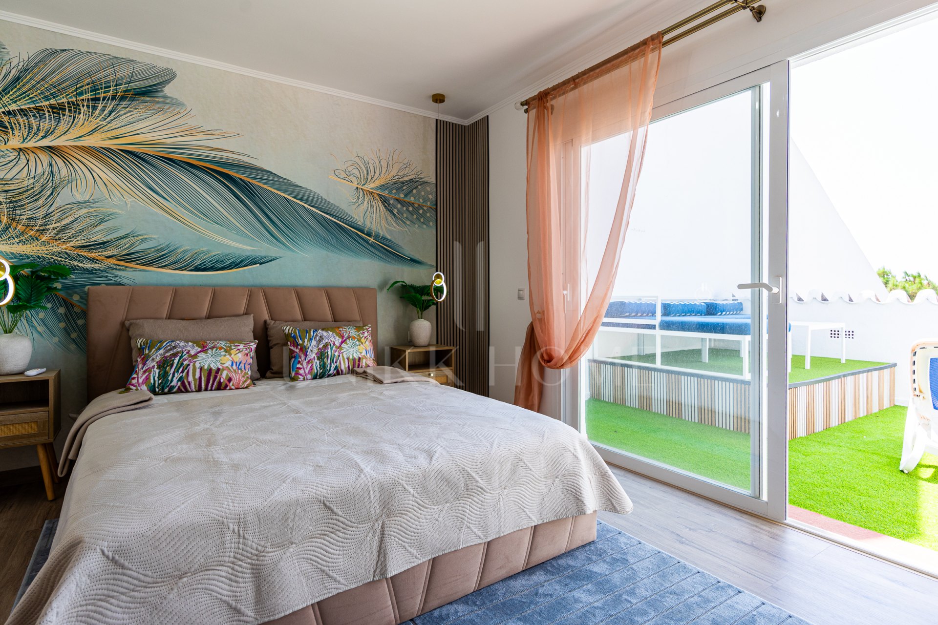 Renovated Corner Townhouse with Panoramic Sea Views & Independent Studio