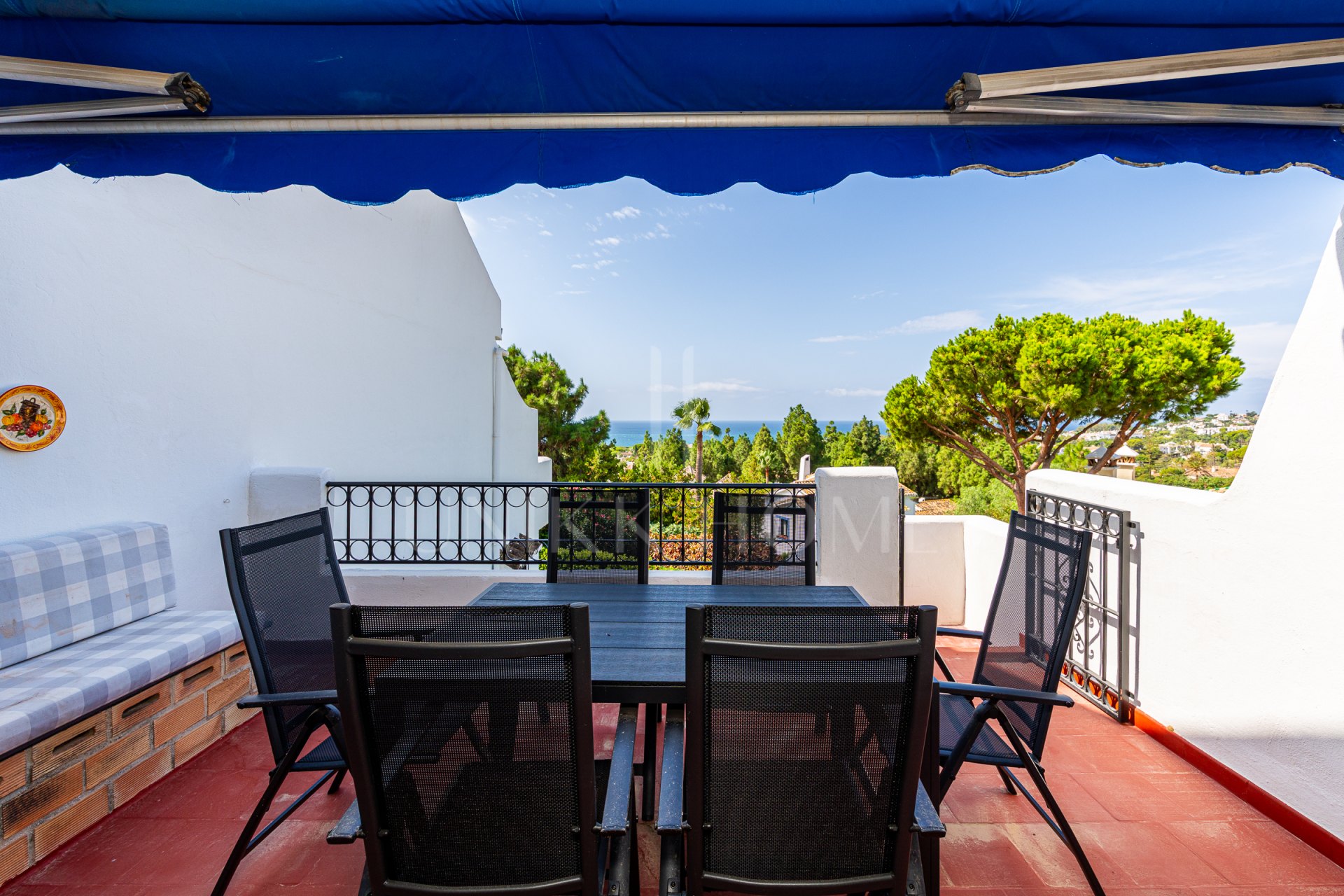 Renovated Corner Townhouse with Panoramic Sea Views & Independent Studio