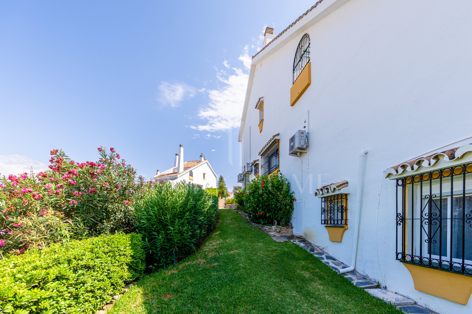 Renovated Corner Townhouse with Panoramic Sea Views & Independent Studio