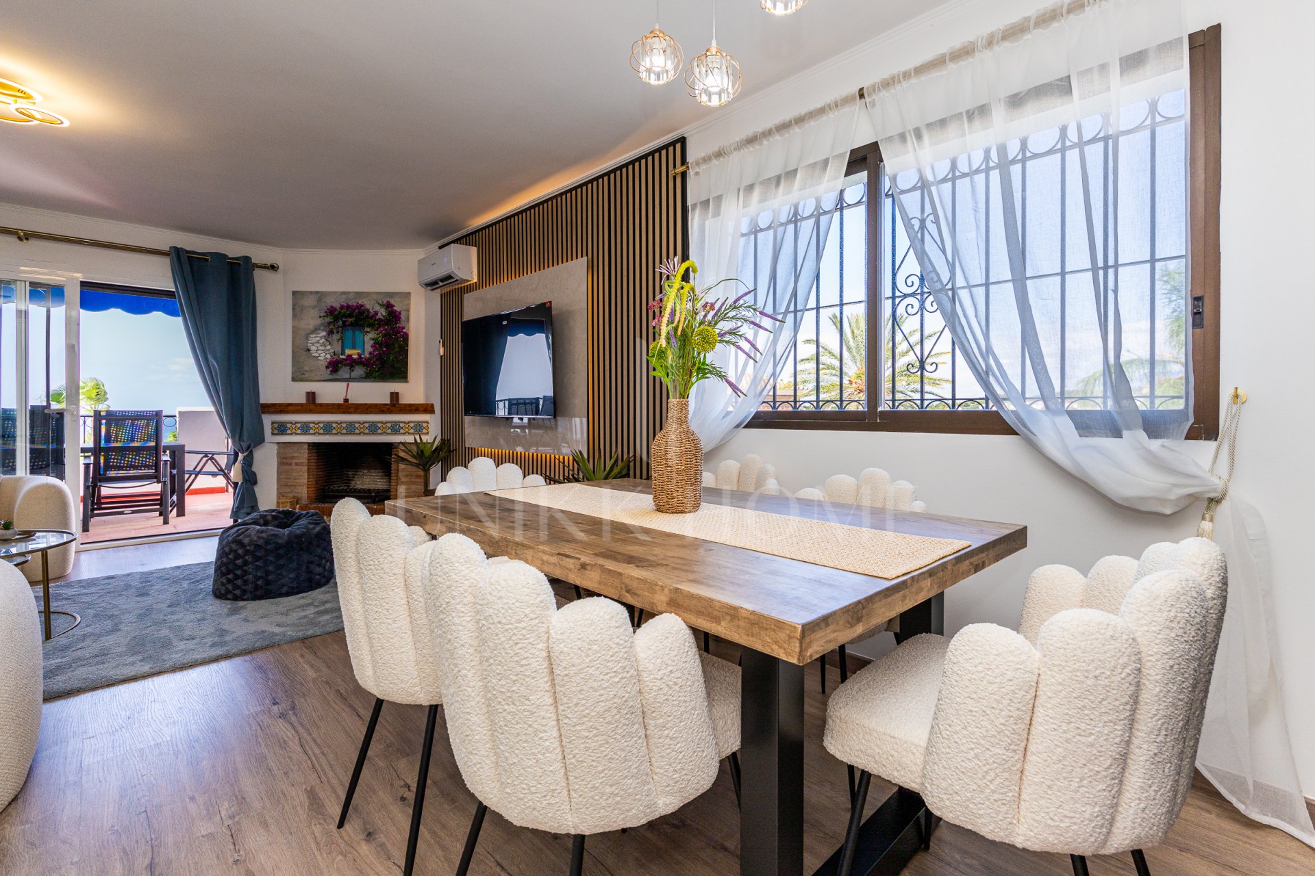 Renovated Corner Townhouse with Panoramic Sea Views & Independent Studio