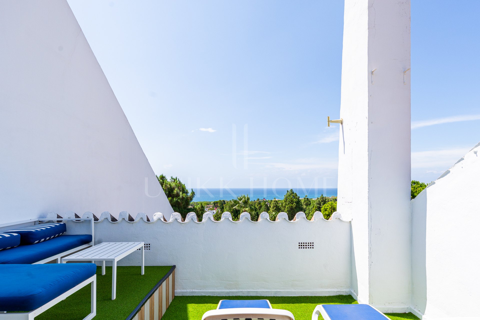 Renovated Corner Townhouse with Panoramic Sea Views & Independent Studio