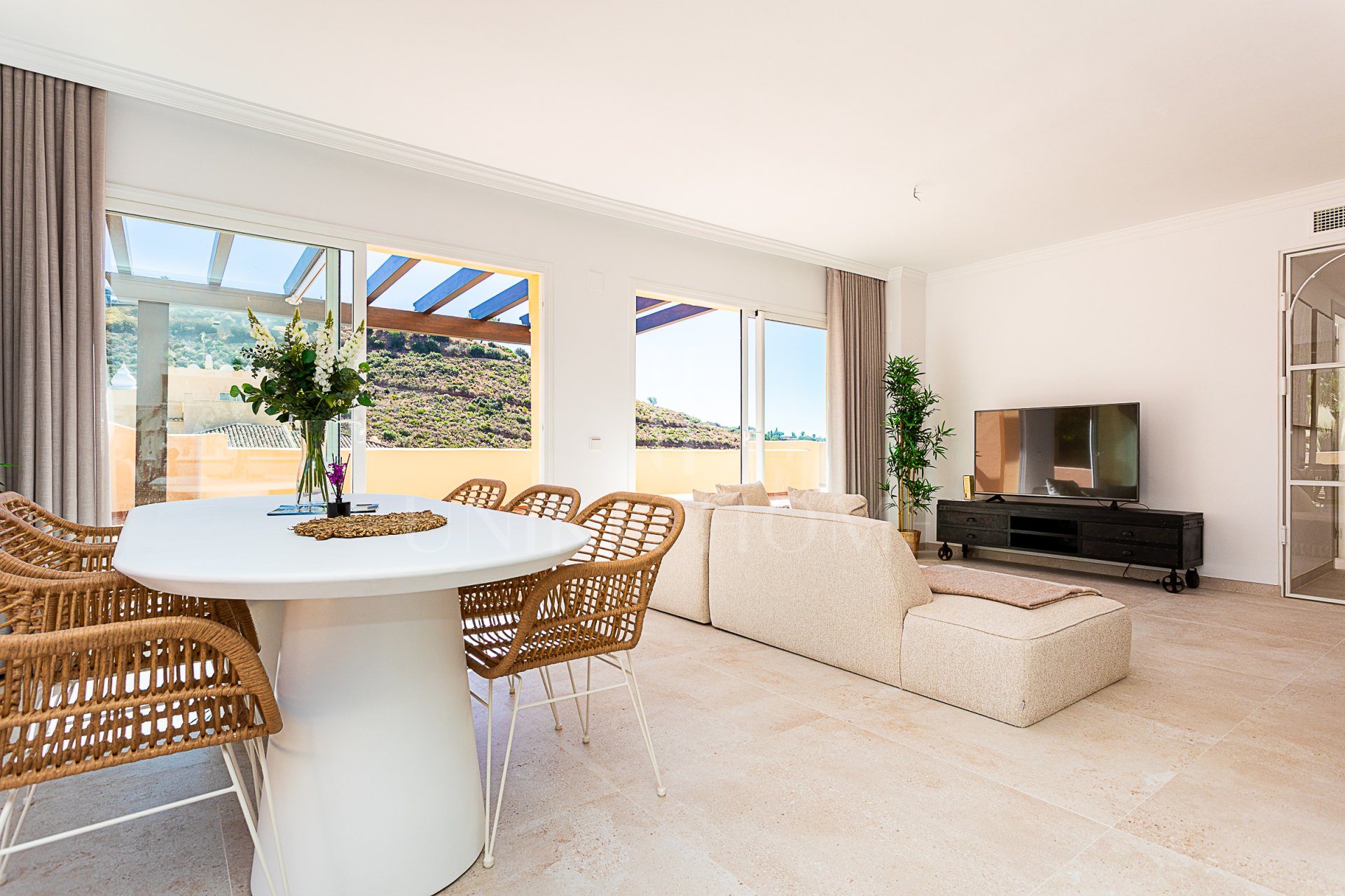 Luxurious, Fully Refurbished Penthouse in Santa María Village, Elviria Exceptional Value: Recently reduced from €745,000!