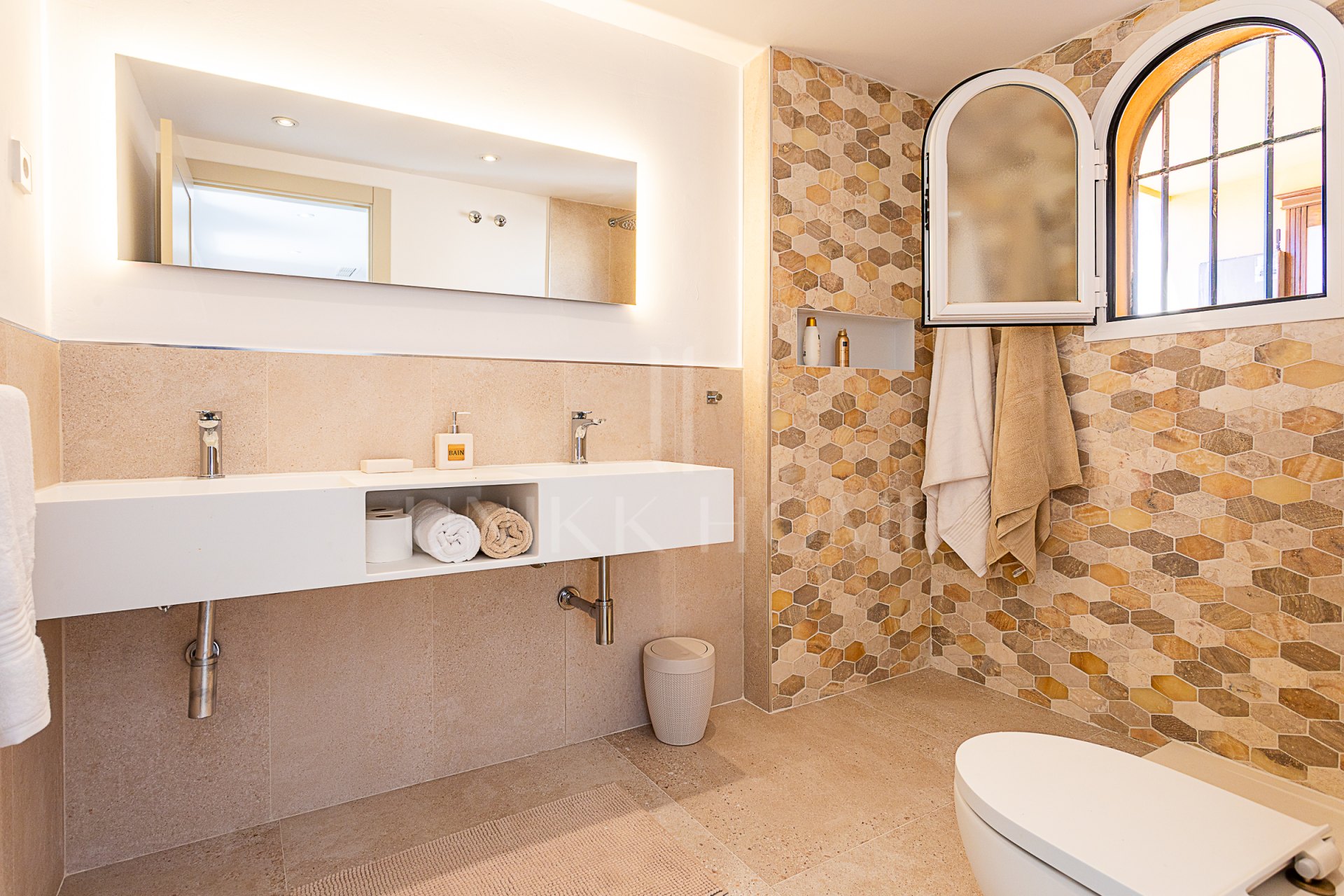 Luxurious, Fully Refurbished Penthouse in Santa María Village, Elviria Exceptional Value: Recently reduced from €745,000!