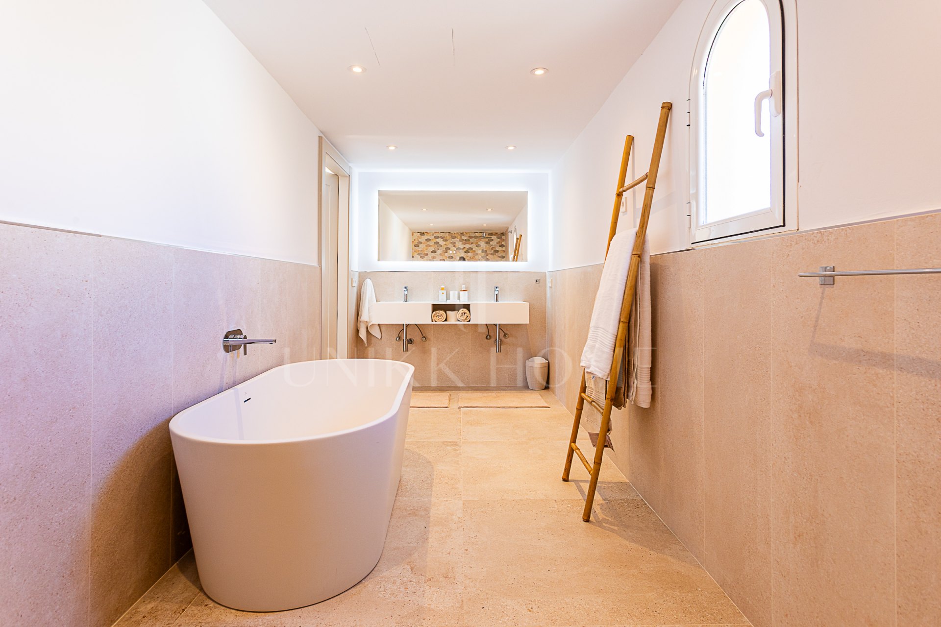 Luxurious, Fully Refurbished Penthouse in Santa María Village, Elviria Exceptional Value: Recently reduced from €745,000!