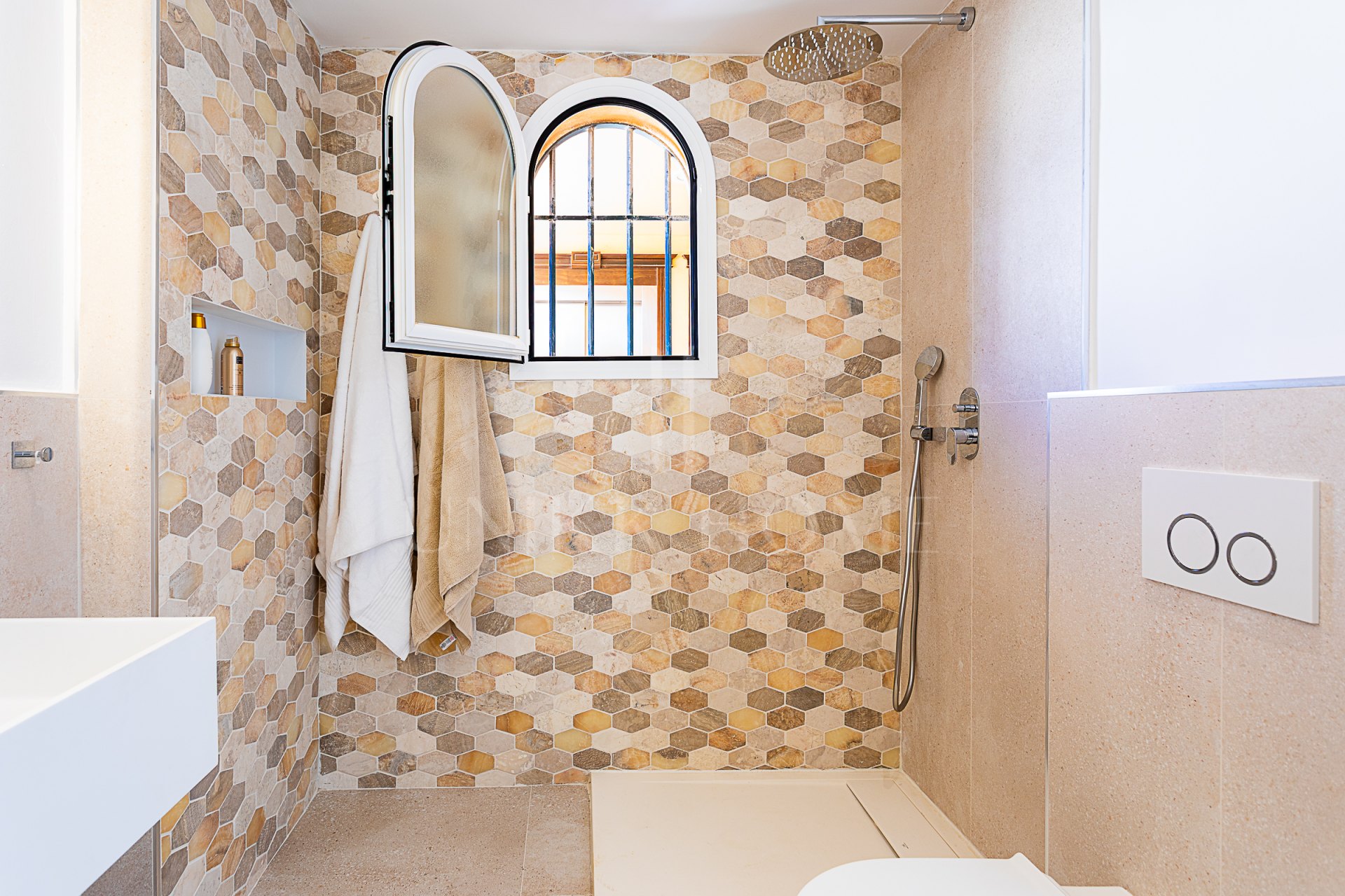 Luxurious, Fully Refurbished Penthouse in Santa María Village, Elviria Exceptional Value: Recently reduced from €745,000!